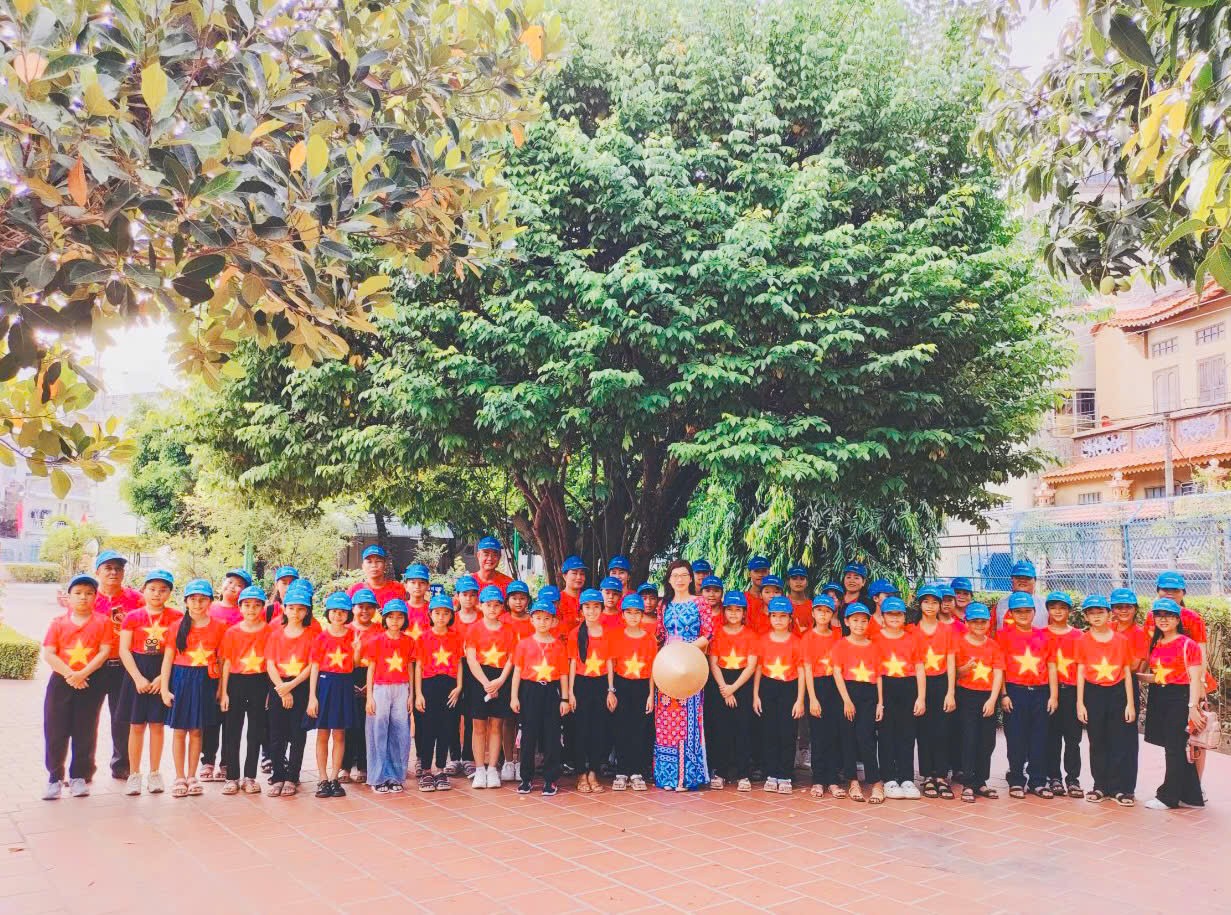 hinh-5-cac-em-hoc-sinh-tham-quan-cay-khe-hon-100-tuoi-duoc-thay-giao-nguyen-tat-thanh-cham-soc-va-tuoi-nuoc-1773742285.jpg