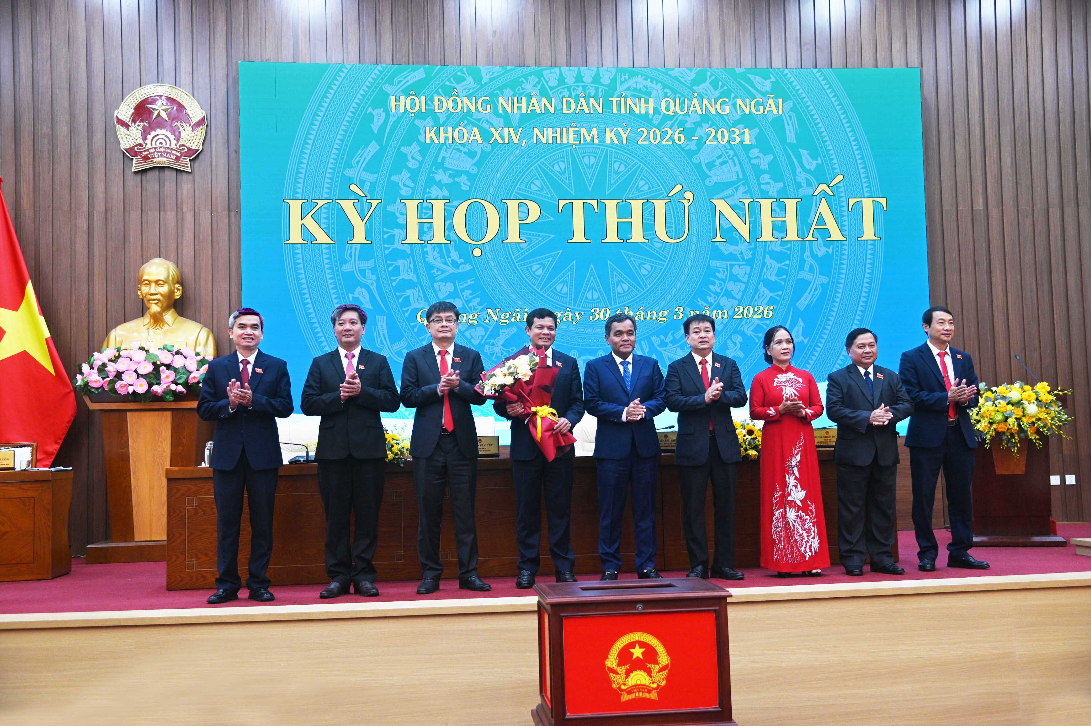 16a-dong-chi-ho-van-nien-bi-thu-tinh-uy-tang-hoa-cho-cac-dong-chi-thuong-truc-hdnd-va-cac-ban-hdnd-tinh-1774864426.jpg