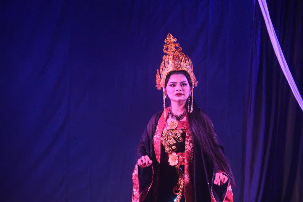 nghe-sy-thu-my-trong-vai-hoang-hau-ca-ong-trong-vo-cai-luong-de-do-song-ca-1-1776762022.jpg