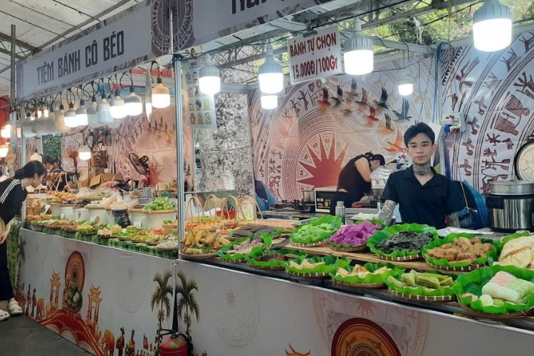 anh-3-cac-gian-hang-cac-mon-banh-dan-gian-duoc-bay-tri-rat-an-tuong-1776847778.jpg