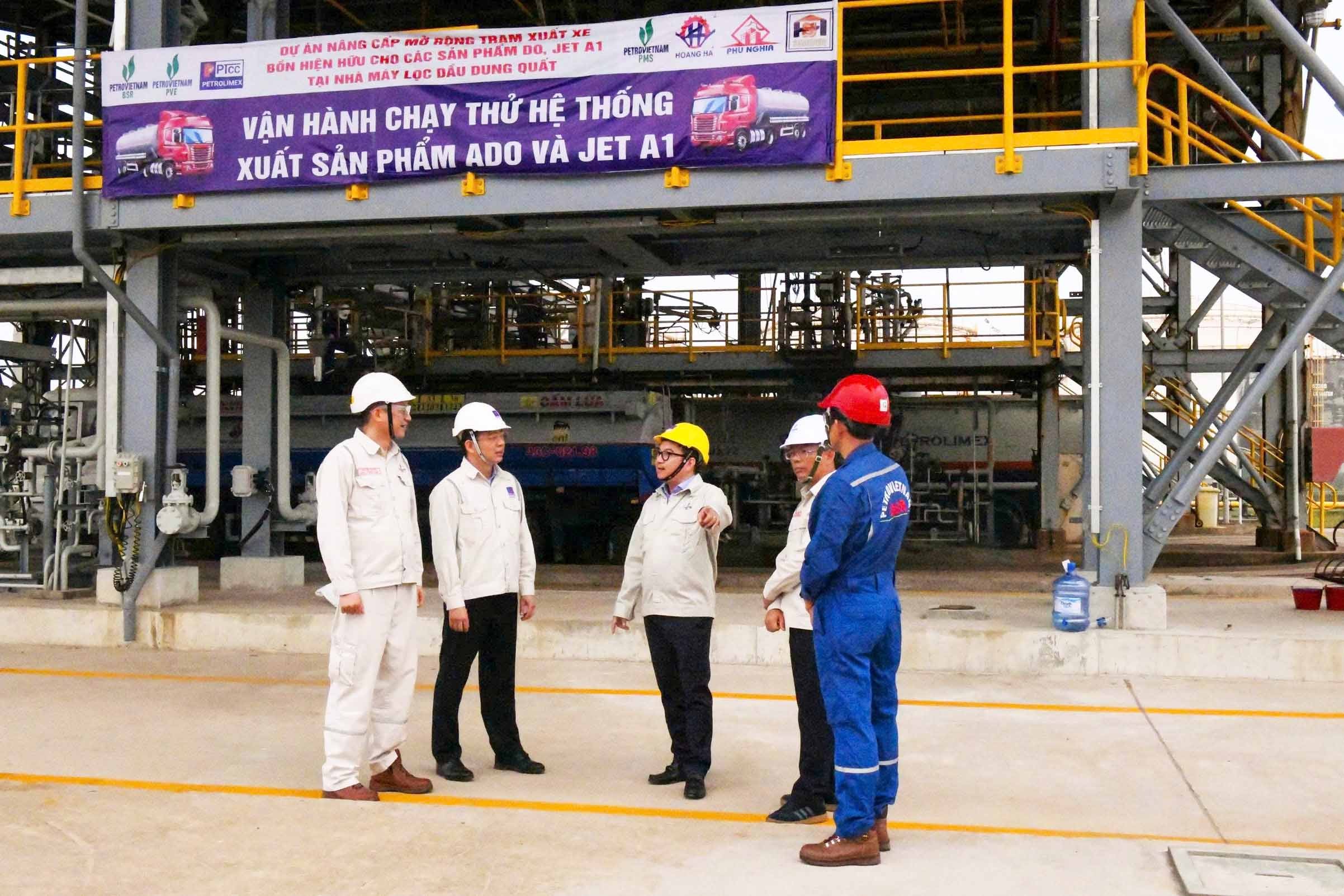 6-tong-giam-doc-bsr-nguyen-viet-thang-mu-vang-kiem-tra-du-an-van-hanh-chay-thu-he-thong-xuat-san-pham-dau-ado-va-nhien-lieu-bay-jet-a1-1777626088.jpg