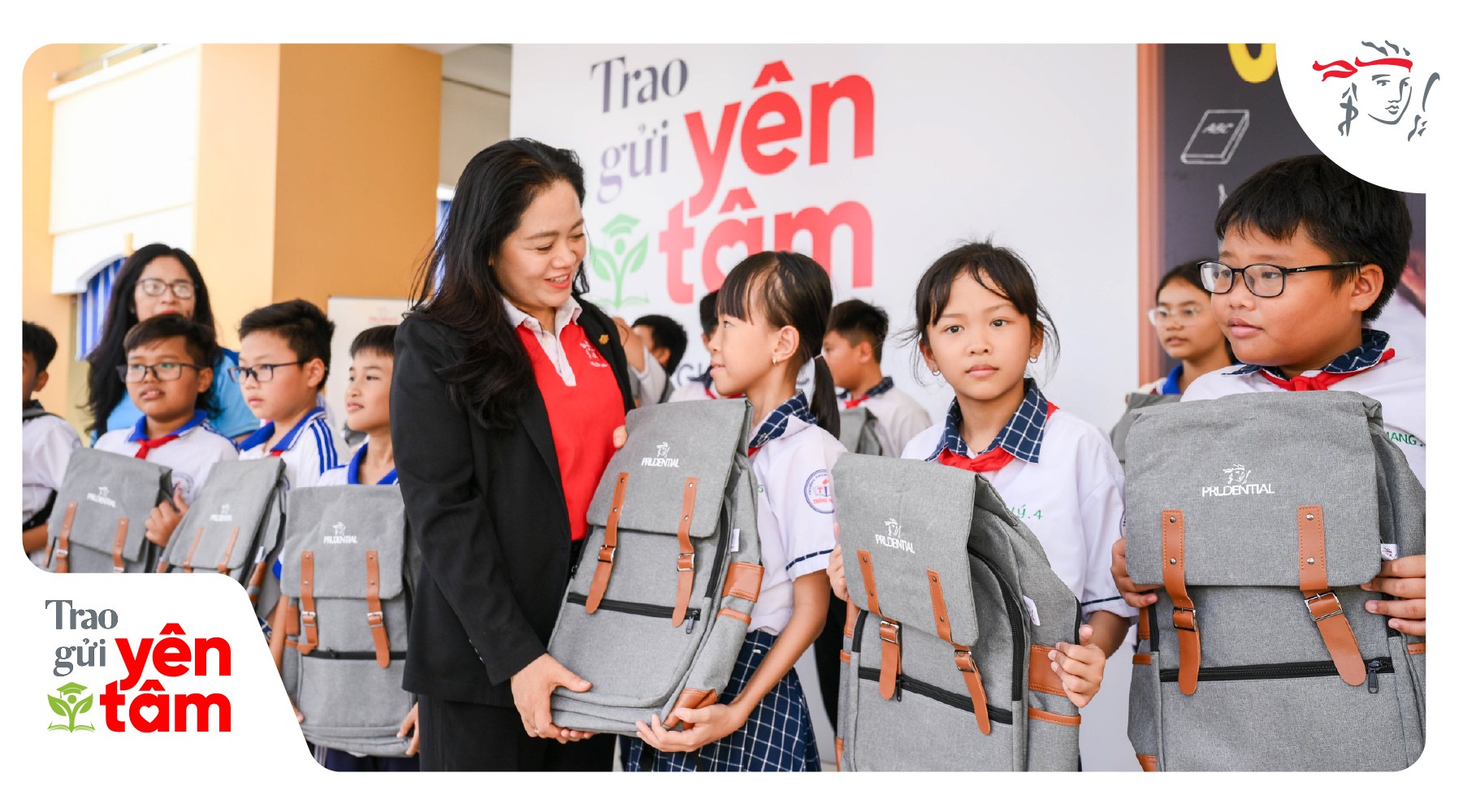 dai-dien-prudential-viet-nam-trao-qua-cho-hoc-sinh-tham-gia-chuong-trinh-chaching-1777943709.jpg