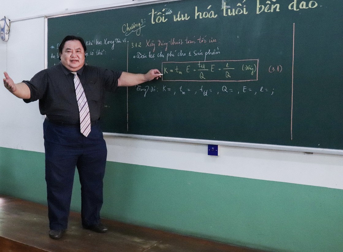 anh-1-tien-si-dinh-van-de-trong-mot-tiet-giang-day-chuyen-nganh-tren-buc-giang-anh-mat-va-nu-cuoi-1779613392.jpg