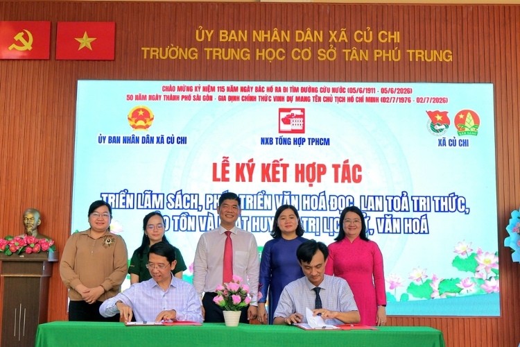 anh-02-ong-tran-quang-thai-uvbtv-pho-chu-tich-ubnd-xa-cu-chi-hang-ghe-dau-ben-phai-ky-ket-hop-1779782650.jpg