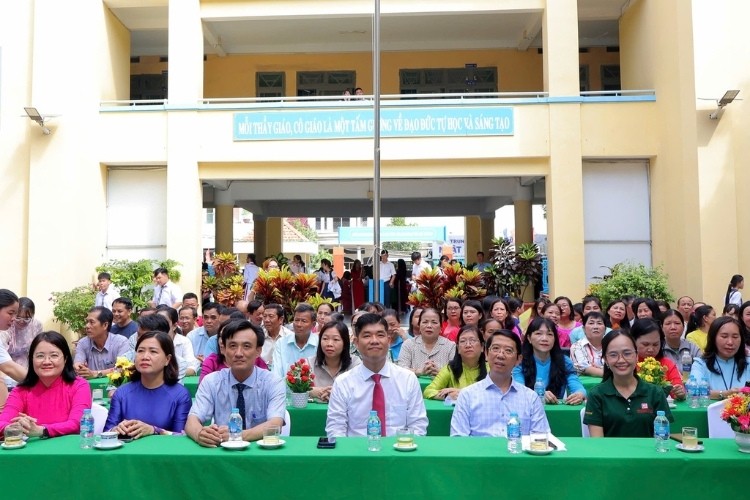 anh-03-dai-dien-thuong-truc-hdnd-ubnd-xa-cac-phong-ban-ap-cung-bgh-truong-thcs-tan-phu-trung-1779782651.jpg