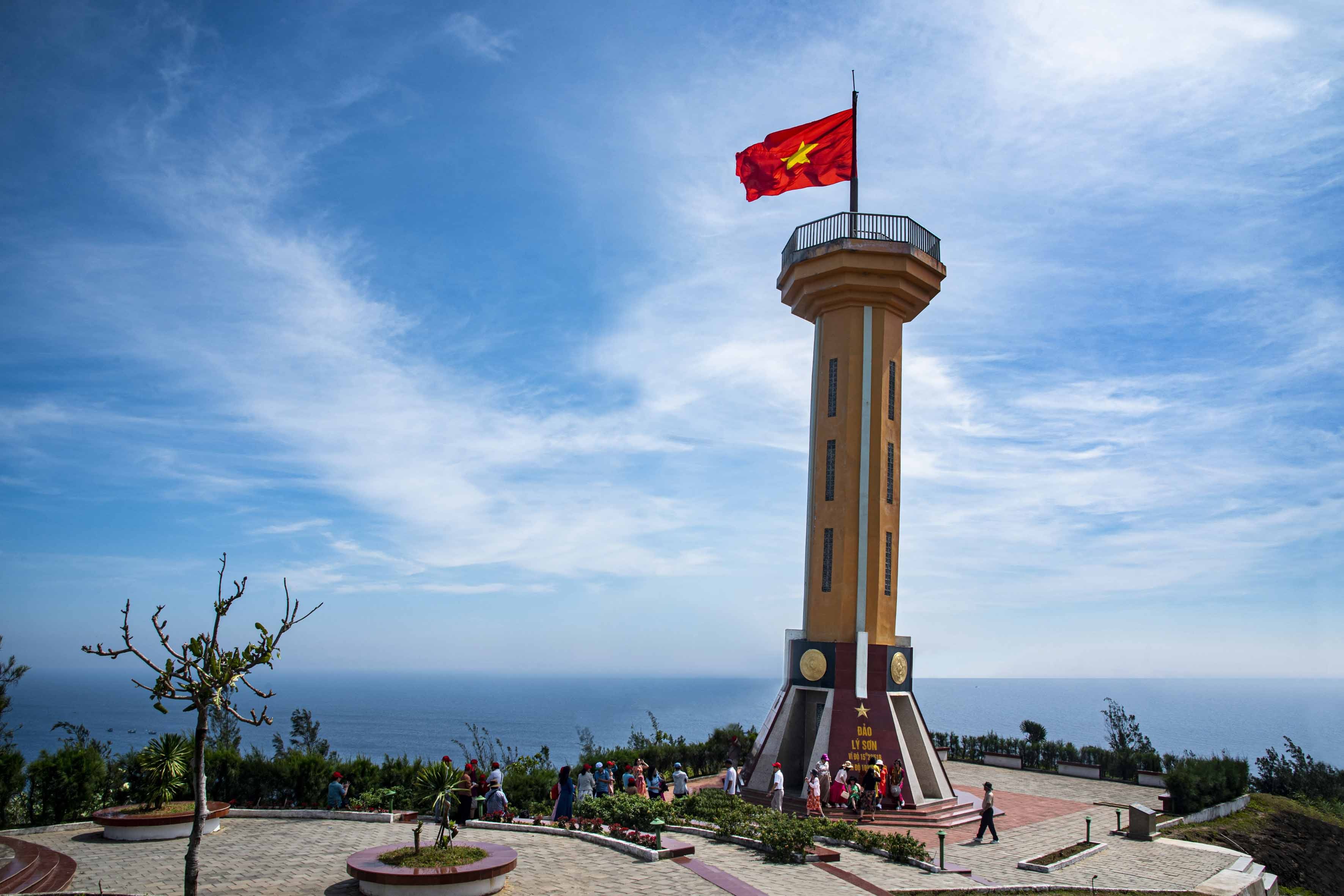 6-du-khach-tham-quan-cot-co-to-quoc-tren-nui-thoi-loi-dac-khu-ly-son-nsna-nguyen-dang-lam-1780049116.jpg