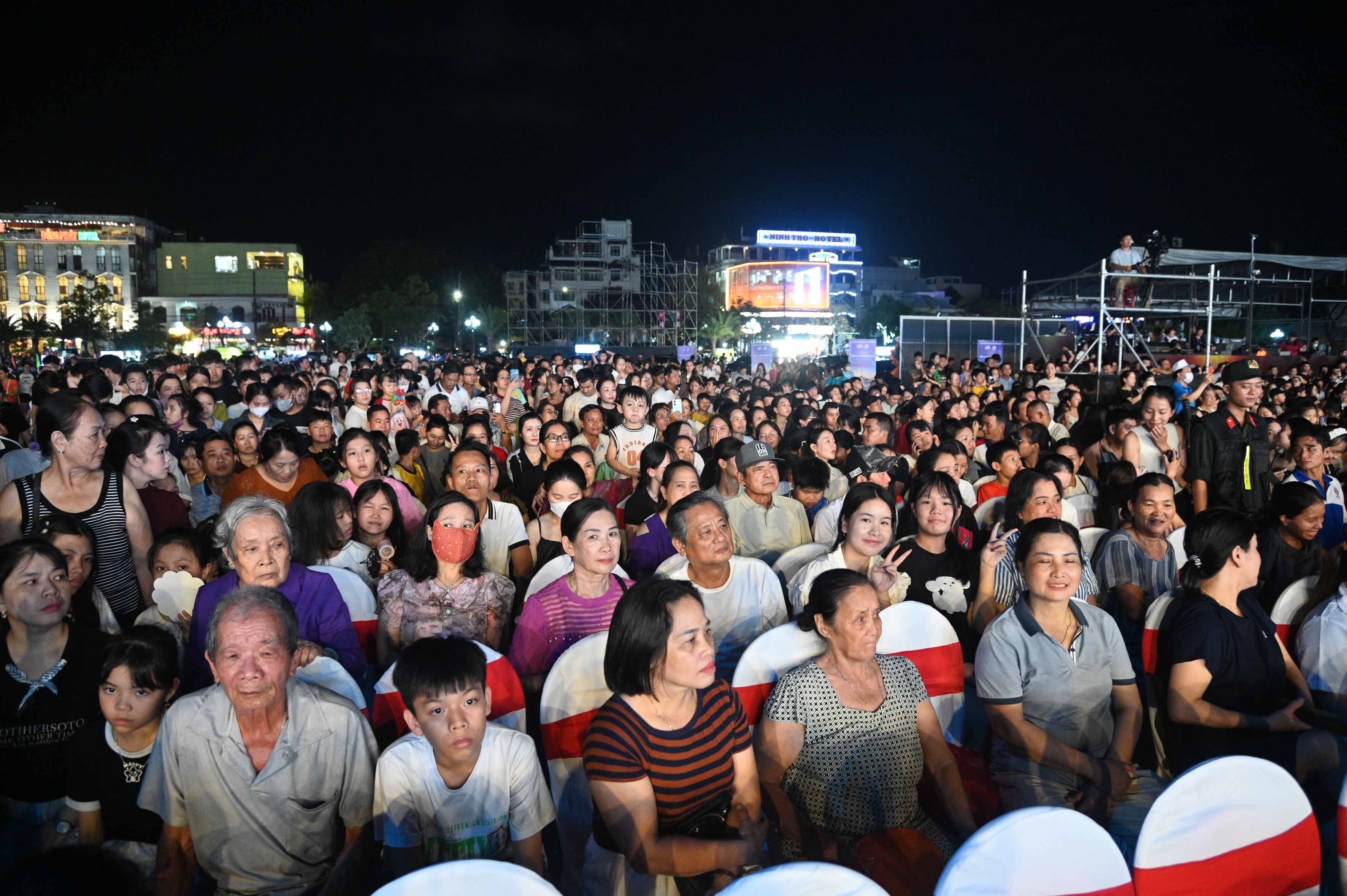 5-dong-dao-nhan-dan-tham-du-le-khai-mac-1780156619.jpg
