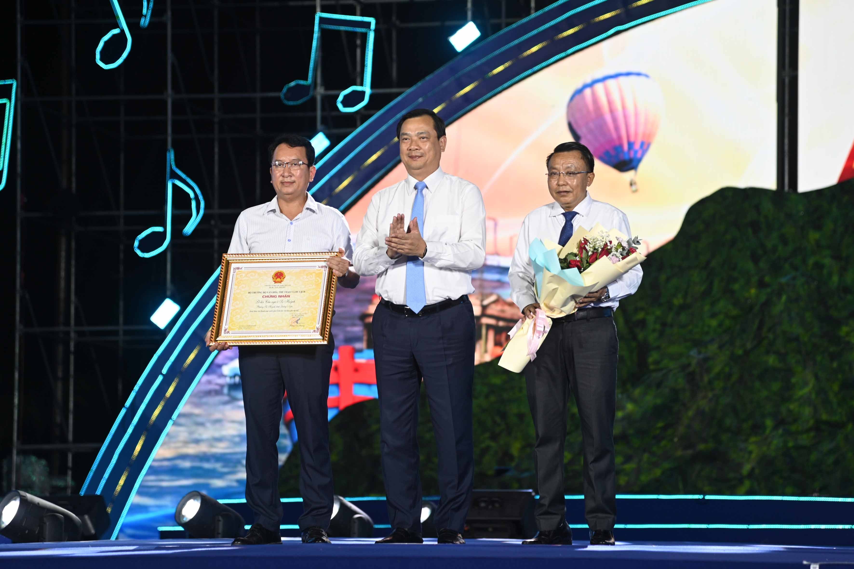 6-ong-nguyen-trung-khanh-cuc-truong-cuc-du-lich-quoc-gia-viet-nam-trao-bang-chung-nhan-cua-bo-vhttdl-1780156619.jpg