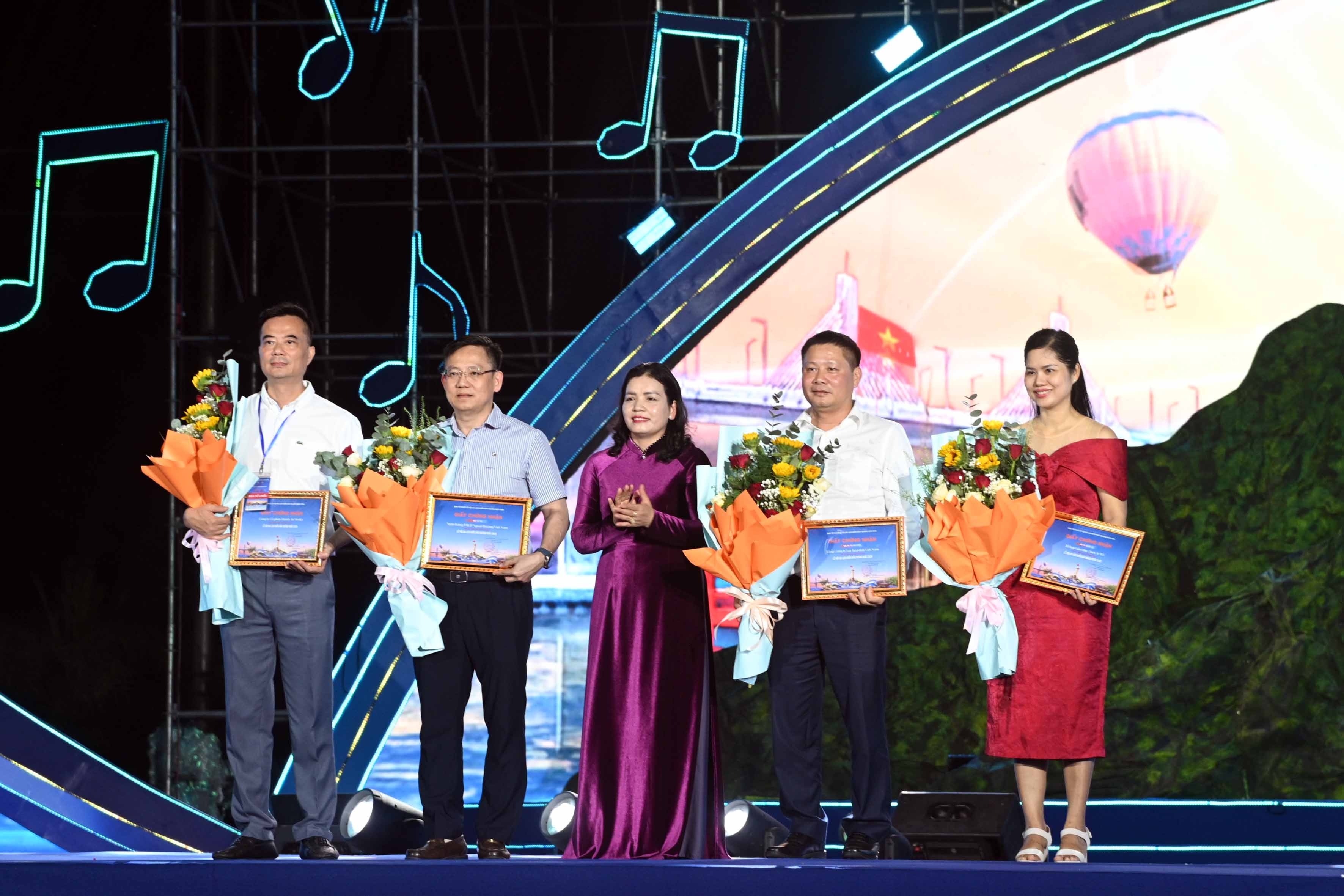 7-ba-y-ngoc-tang-hoa-cho-cac-nha-tai-tro-le-hoi-1780156619.jpg