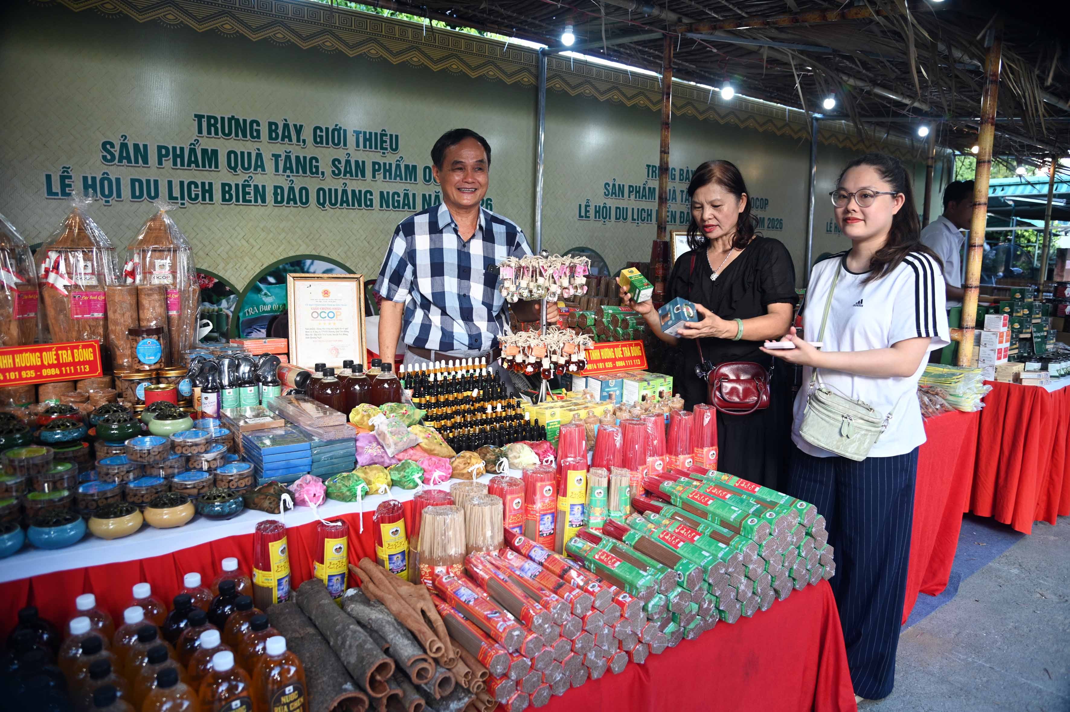 dsc-4587-dai-bieu-va-nhan-dan-mua-san-pham-ocop-cua-cong-ty-huong-que-tra-bong-1780139919.jpg