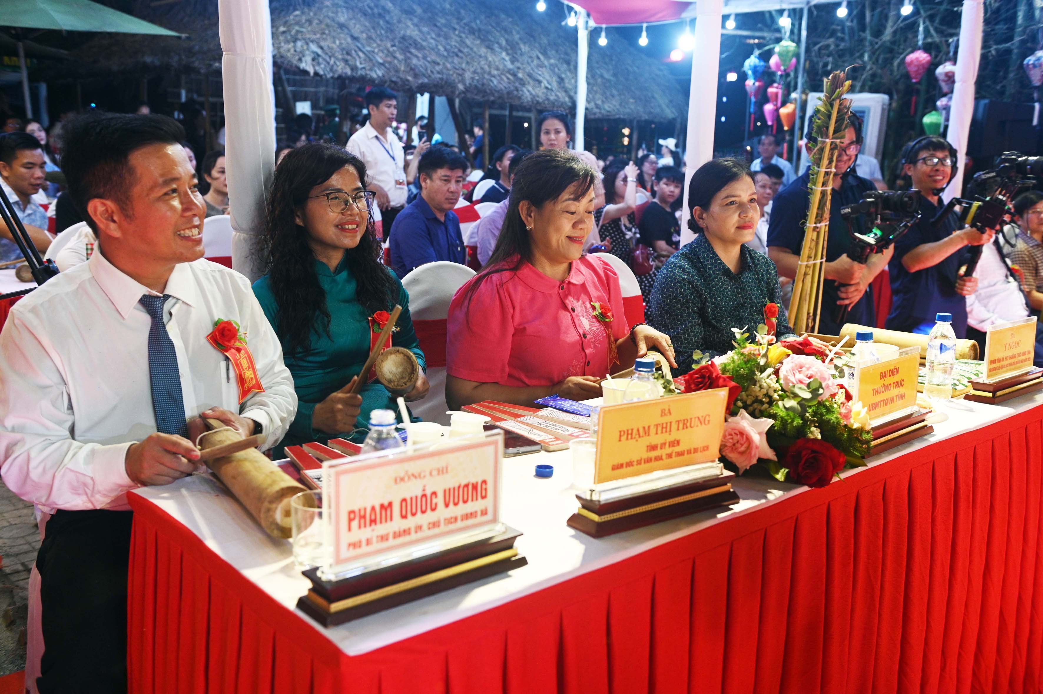 3-cac-dong-chi-lanh-dao-tinh-va-lanh-dao-xa-tinh-khe-du-khai-mac-le-hoi-1780277819.jpg