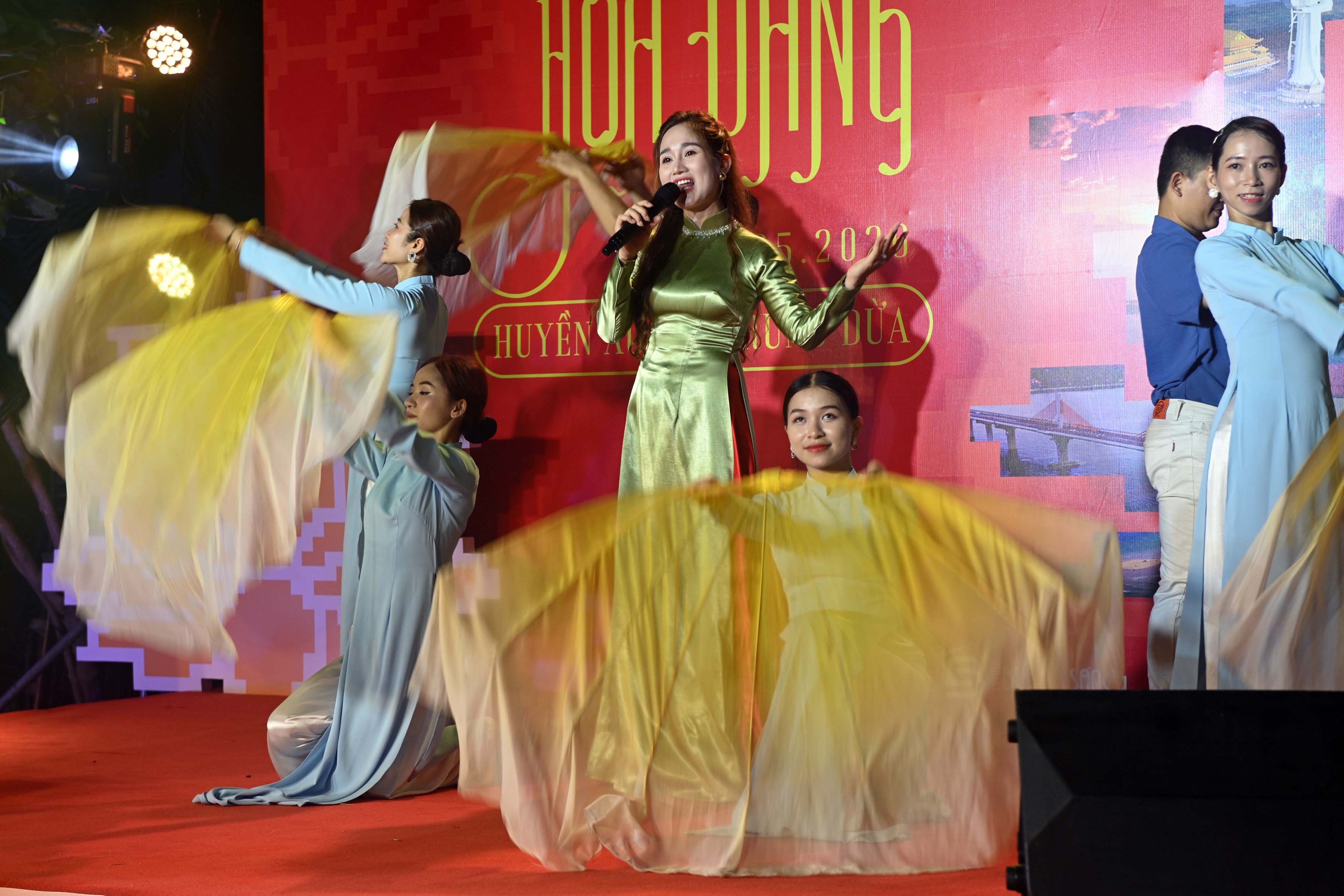 9-bieu-dien-hat-dan-ca-1780277819.jpg