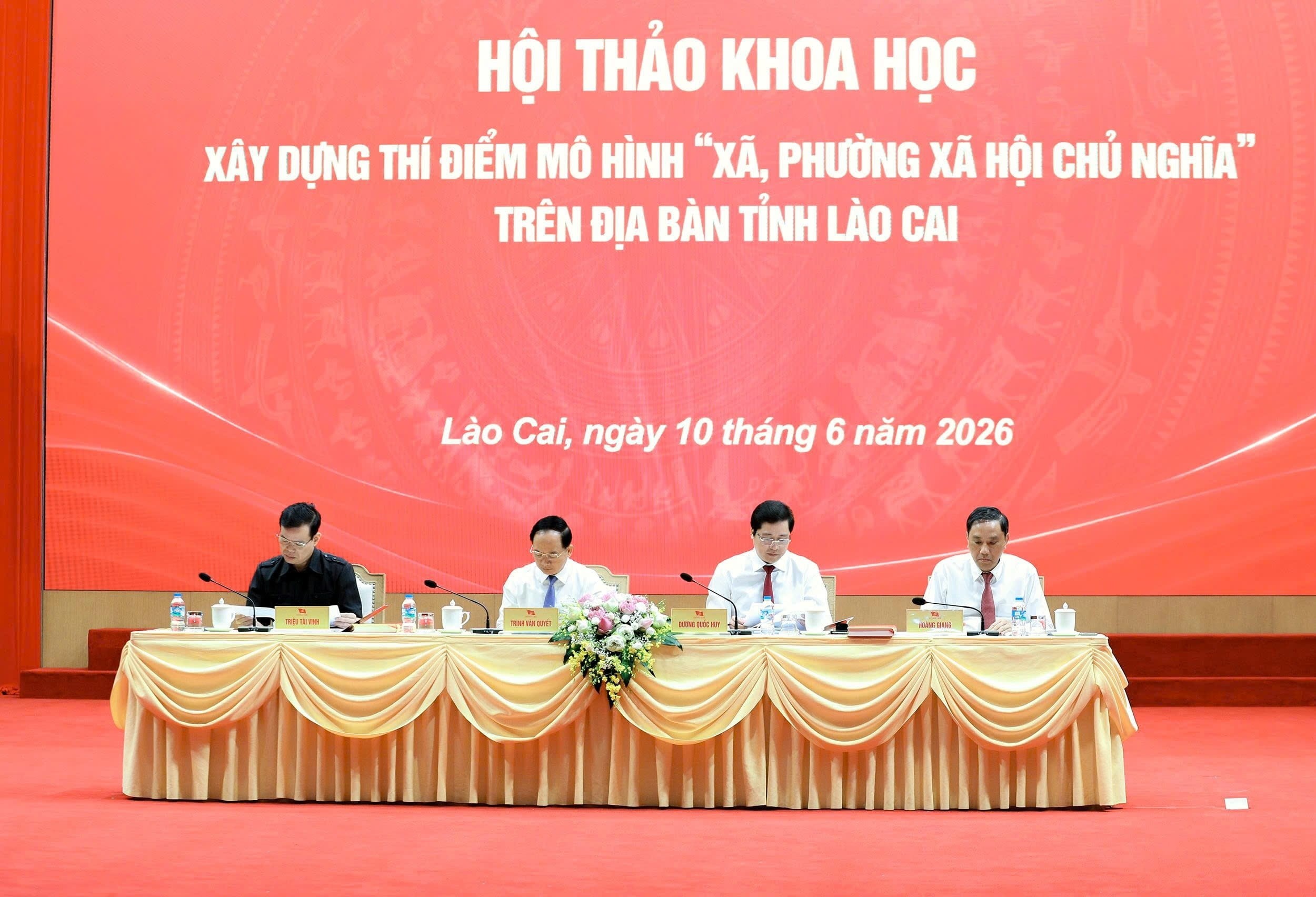 chu-tri-hoi-thao-1-1781091008.jpg
