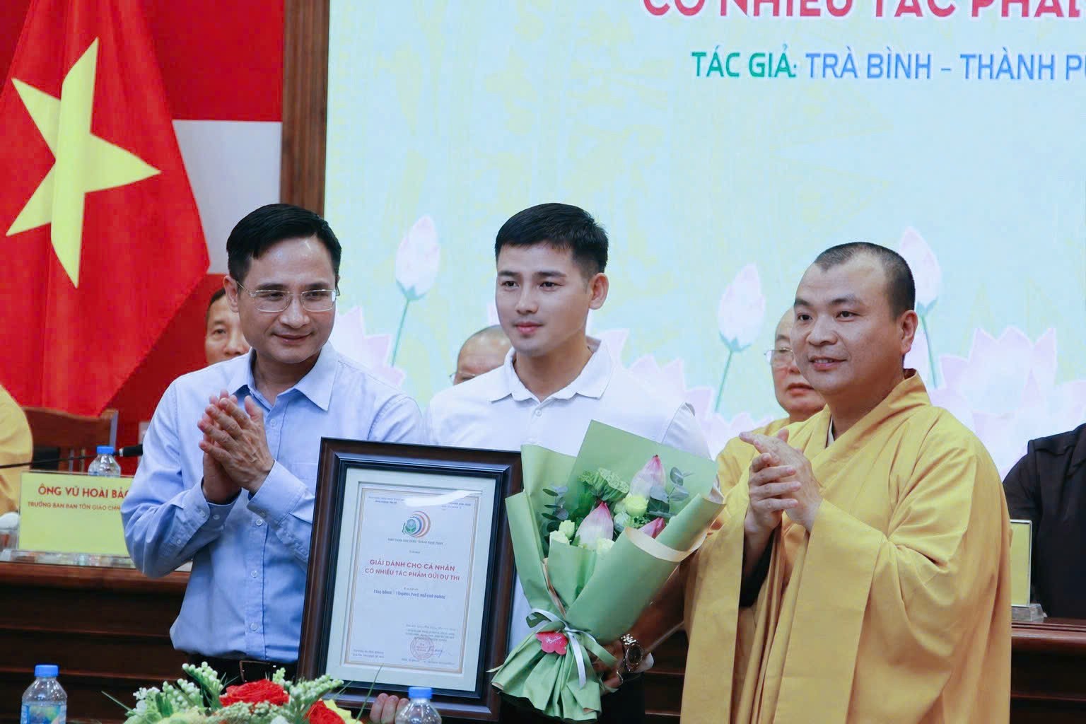 tac-gia-tra-binh-tphcm-doat-giai-tac-gia-co-nhieu-tac-pham-chat-luong-du-thi-1781092147.jpg