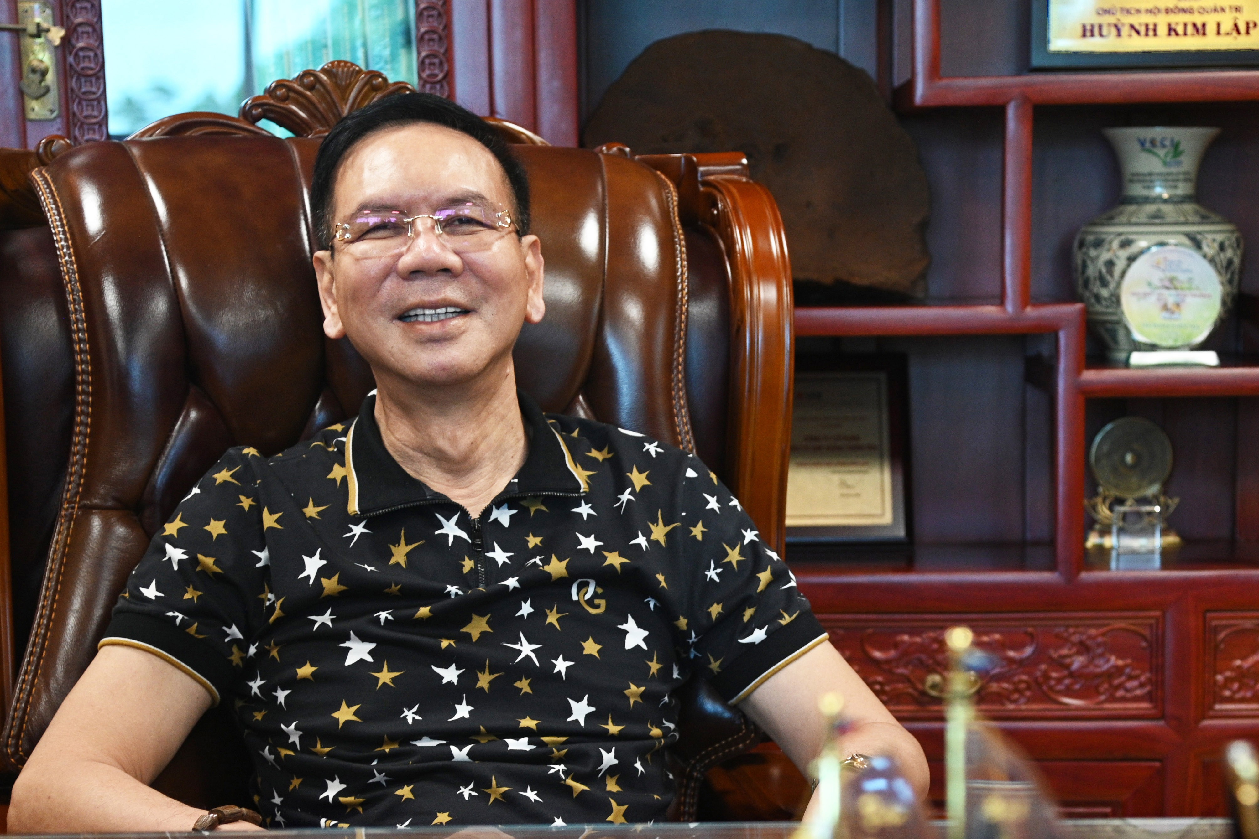 1-anh-hung-lao-dong-huynh-kim-lap-chu-tich-hdqt-thien-tan-group-1781147496.jpg