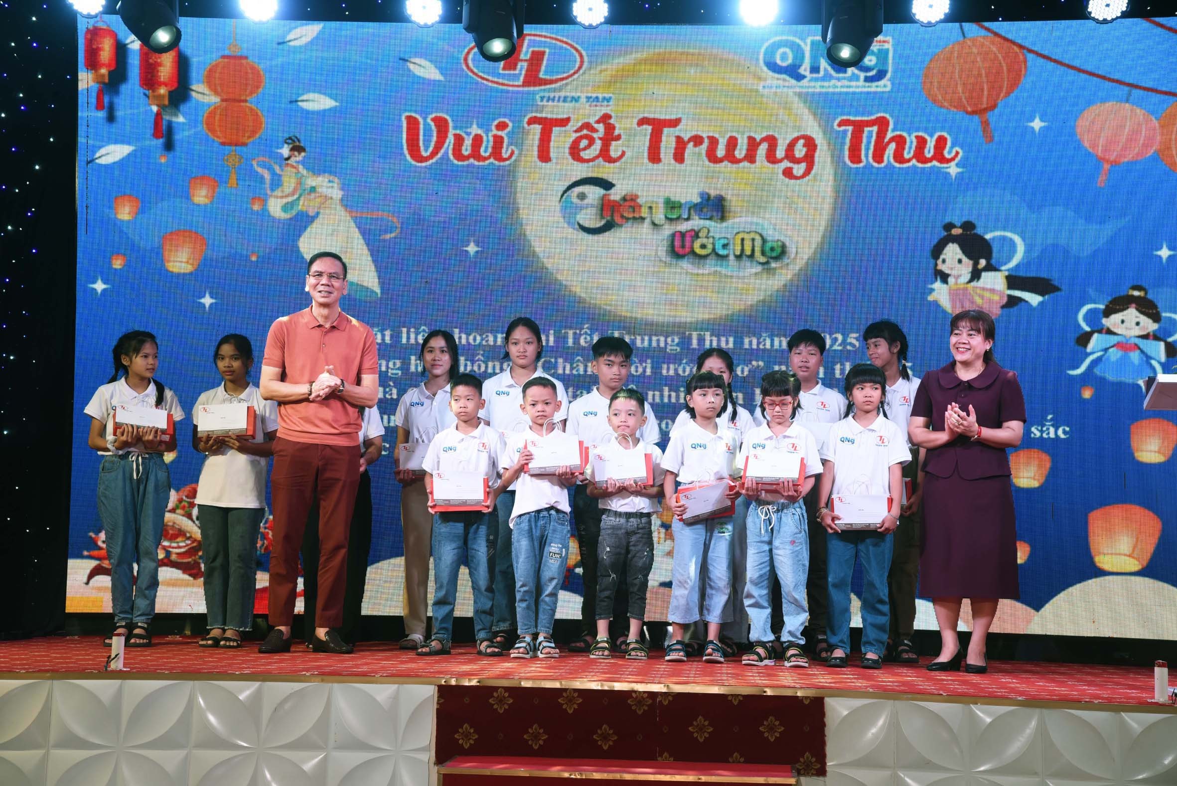 10-anh-hung-lao-dong-ong-huynh-kim-lap-ct-hdqt-thien-tan-group-va-ba-y-thi-bich-tho-pct-ubmttq-tinh-trao-qua-hoc-bong-cho-cac-chau-1781147496.jpg