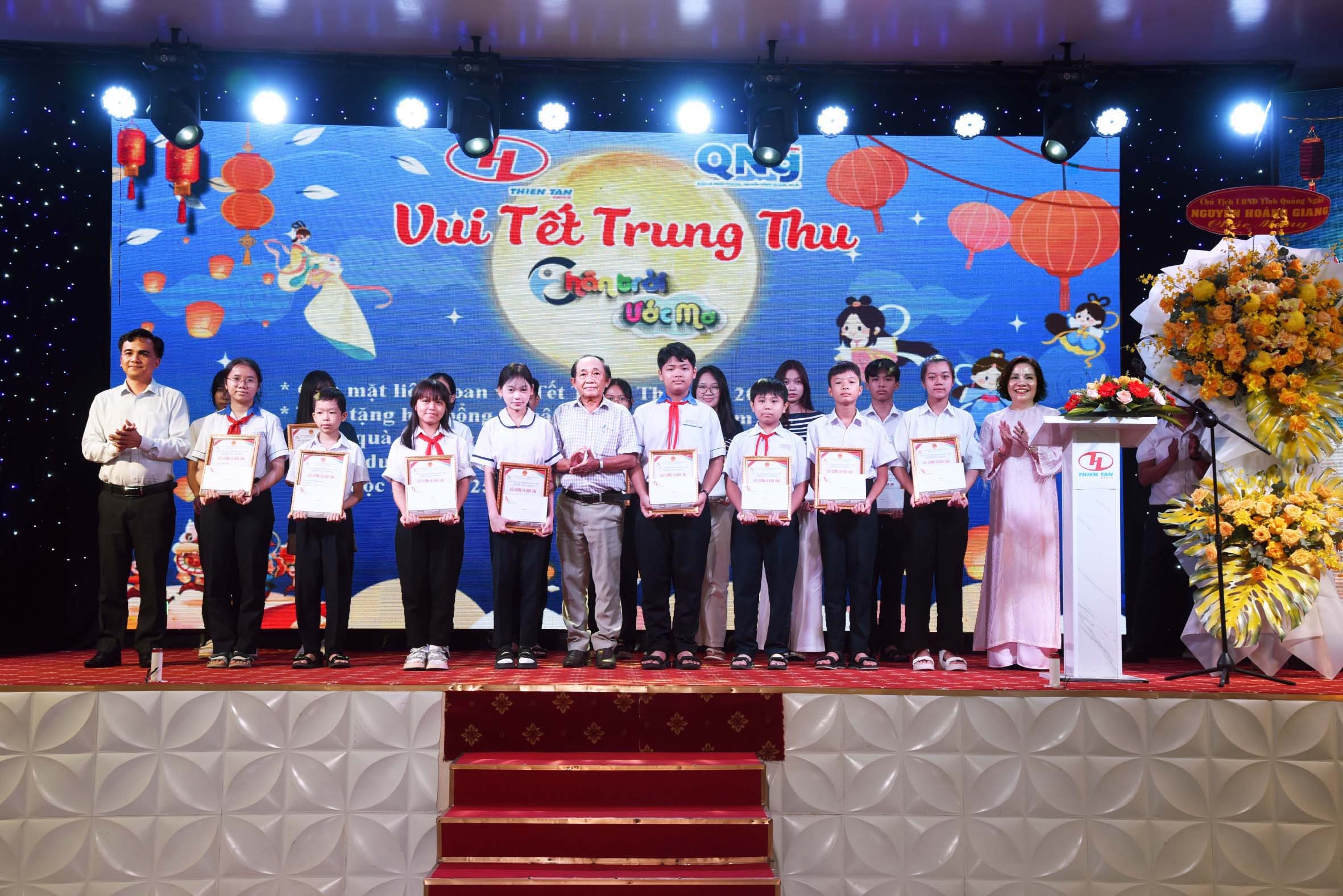 11bi-thu-chi-bo-pgd-thien-tan-group-tran-thi-huong-cung-lanh-dao-tinh-phuong-cam-thanh-trao-qua-cho-cac-chau-la-con-cbnv-cty-va-cac-chau-trong-chuong-trinh-hoc-bong-chan-troi-uoc-mo-1781147496.jpg