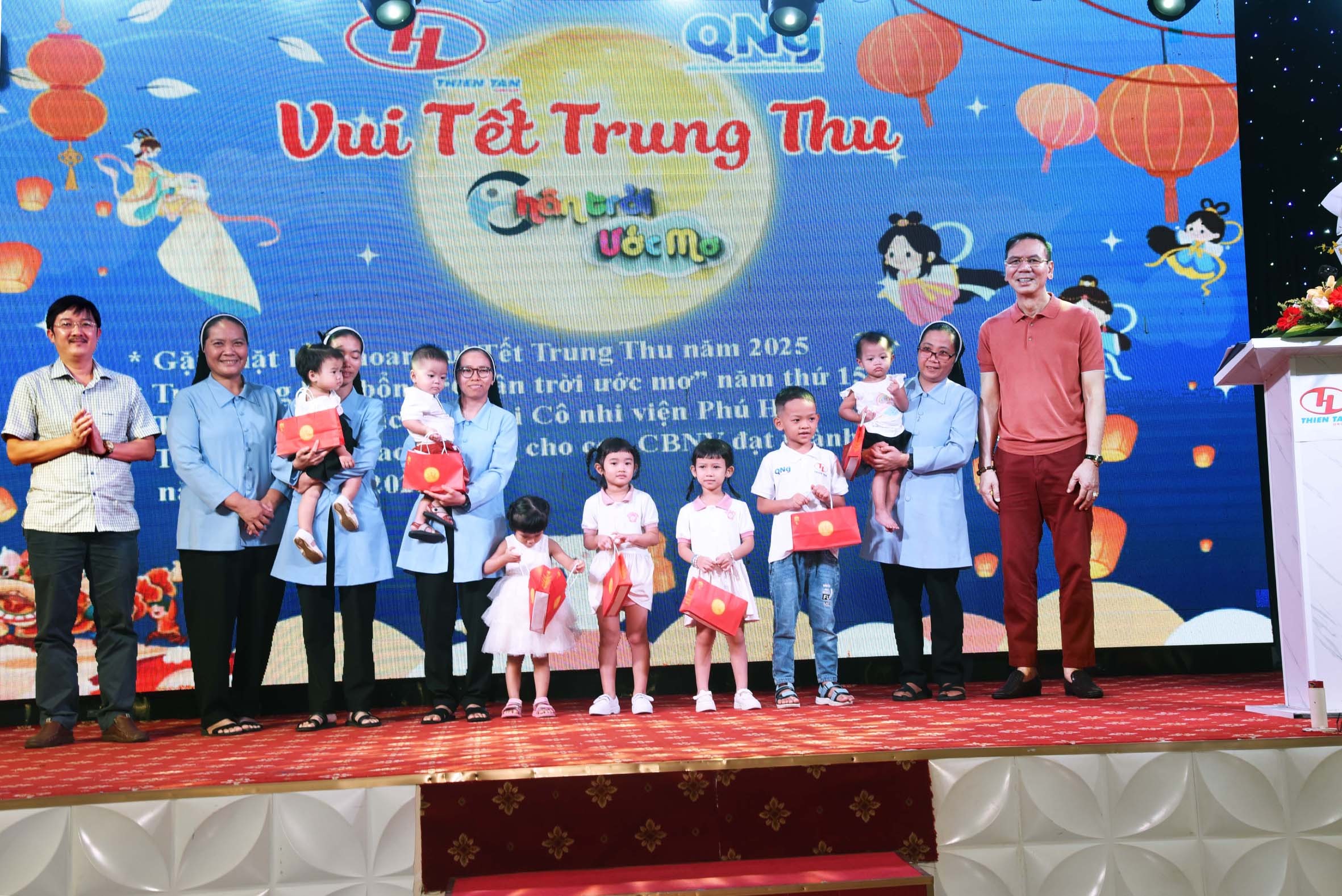 12-anh-hung-lao-dong-huynh-kim-lap-ct-hdqt-thien-tan-group-va-ong-ha-hoang-trieu-pho-gd-bao-ptth-quang-ngai-trao-qua-cho-cac-chau-mo-coi-nha-tho-phu-hoa-1781147496.jpg