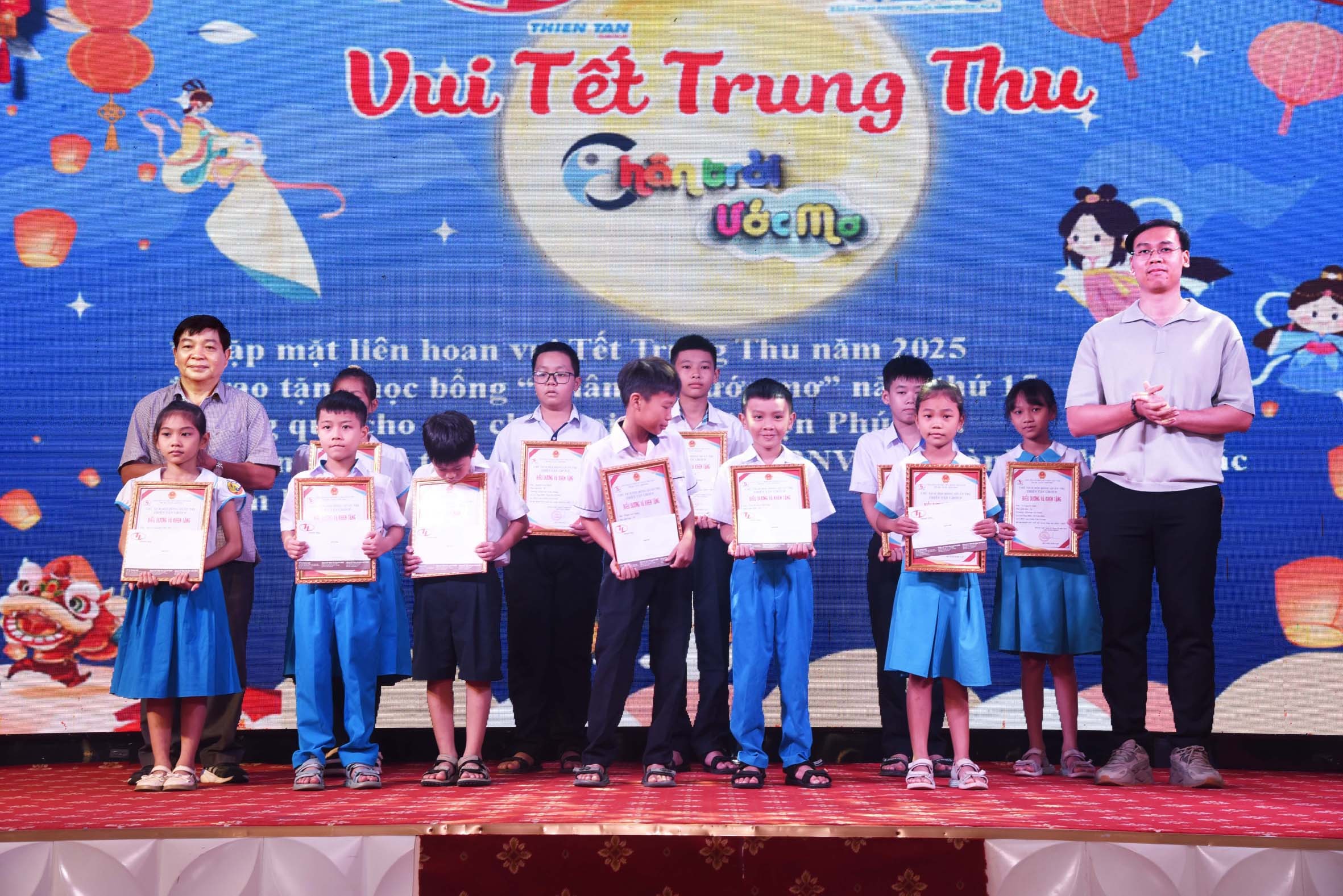 13chu-tich-hoi-khuyen-hoc-tinh-va-p-giam-doc-cong-ty-trao-qua-va-giay-bieu-duong-khen-thuong-hoc-sinh-con-cb-cnv-cong-ty-hoc-tap-dat-thanh-tich-xuat-sac-1781147496.jpg