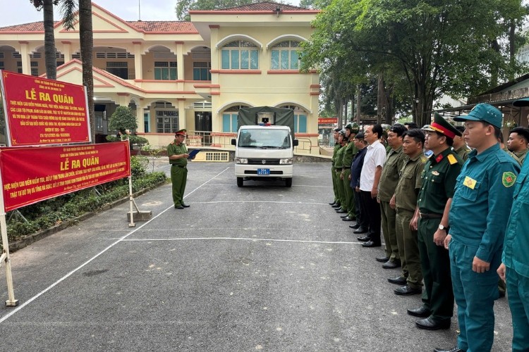 anh-2-cong-an-xa-an-nhon-tay-tphcm-quyet-tam-day-lui-cac-loai-toi-pham-gop-phan-dam-bao-an-ninh-trat-tu-tren-dia-ban-1-1781431803.jpg