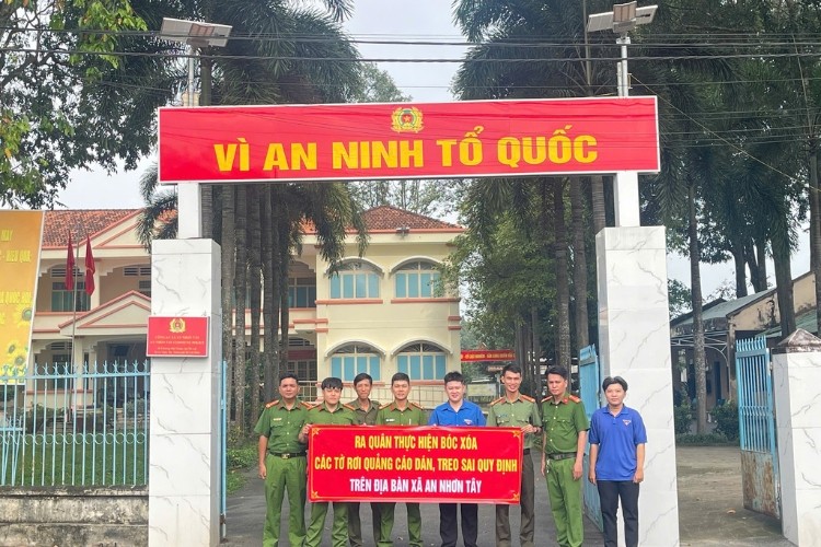 anh-4-luc-luong-cong-an-xa-an-nhon-tay-tphc-ra-quan-thuc-hien-boc-xoa-cac-to-roi-quang-cao-dan-treo-sai-quy-dinh-tren-dia-ban-1-1781431803.jpg