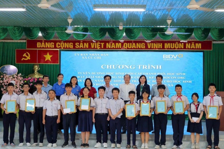 a4-anh-4-lanh-dao-xa-cu-chi-nha-tai-tro-bgh-truong-thcs-tan-phu-trung-chup-hinh-luu-niem-voi-ca-1781672756.jpg