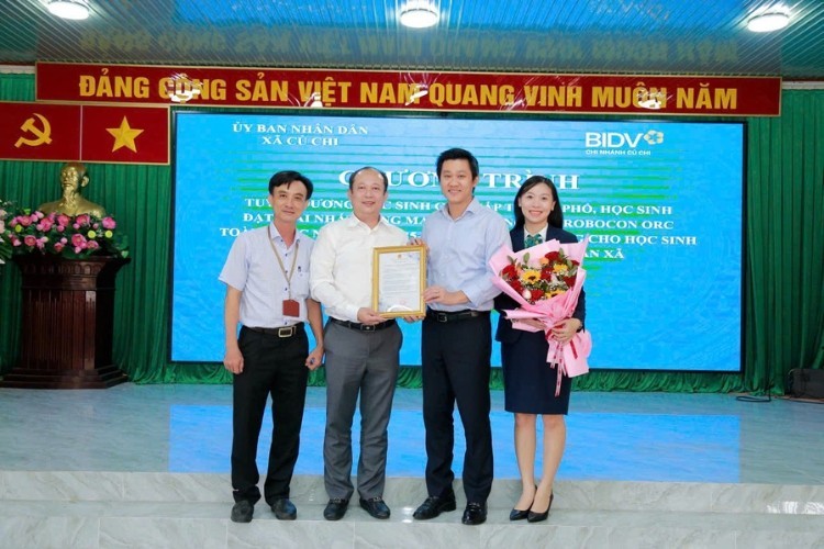 anh-2-ong-hua-quoc-hung-bi-thu-dang-uy-va-ong-tran-quang-thai-uvbtv-dang-uy-pho-chu-tich-ubnd-1781672756.jpg