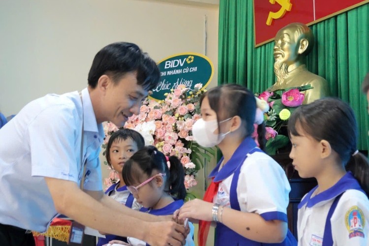 anh-3-ong-tran-quang-thai-uvbtv-dang-uy-pho-chu-tich-ubnd-xa-cu-chi-trao-hoc-bong-cho-cac-hoc-si-1781672756.jpg