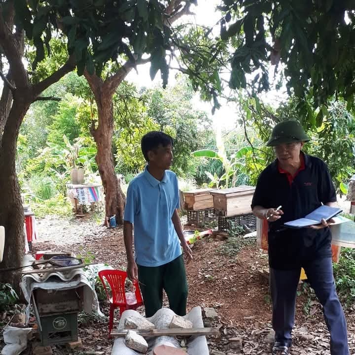 tac-gia-le-nhu-cuong-mot-lan-tac-nghiep-viet-bai-ve-nuoi-ong-mat-thuong-pham-o-xa-hoat-giang-huyen-ha-trung-thanh-hoa-1782042282.jpg
