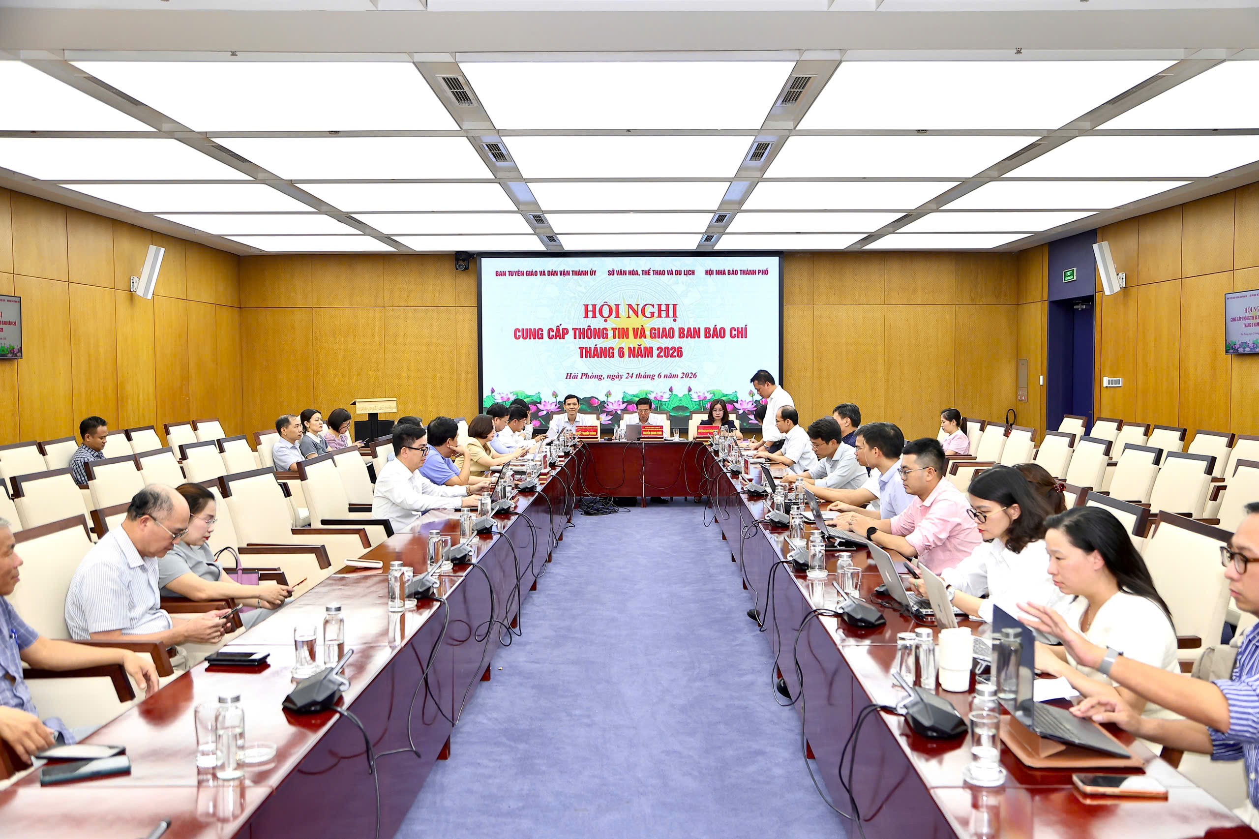 quang-canh-hoi-nghi-1782296361.jpg