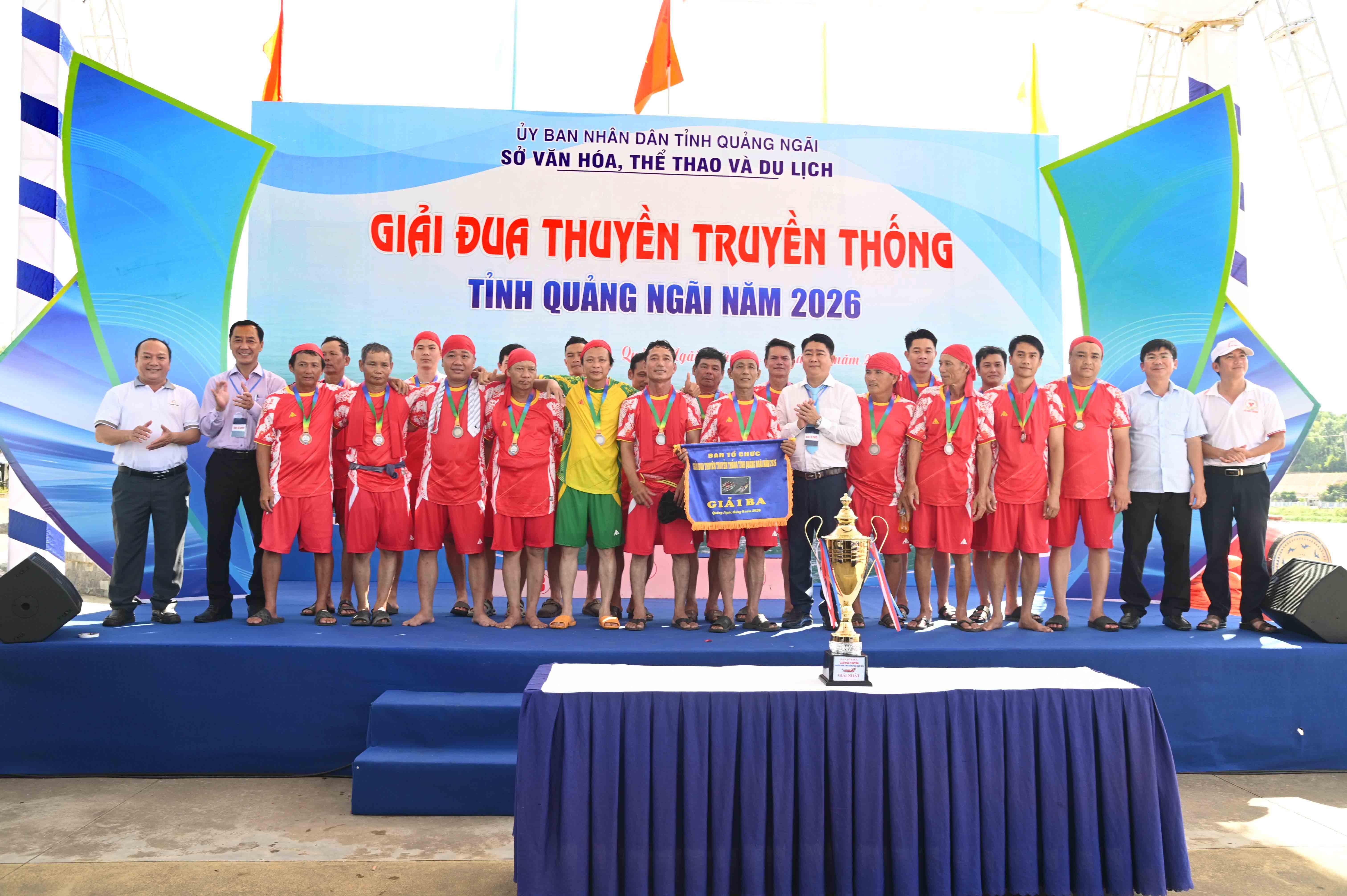 11-trao-giai-ba-cho-doi-binh-son-2-1782549269.jpg