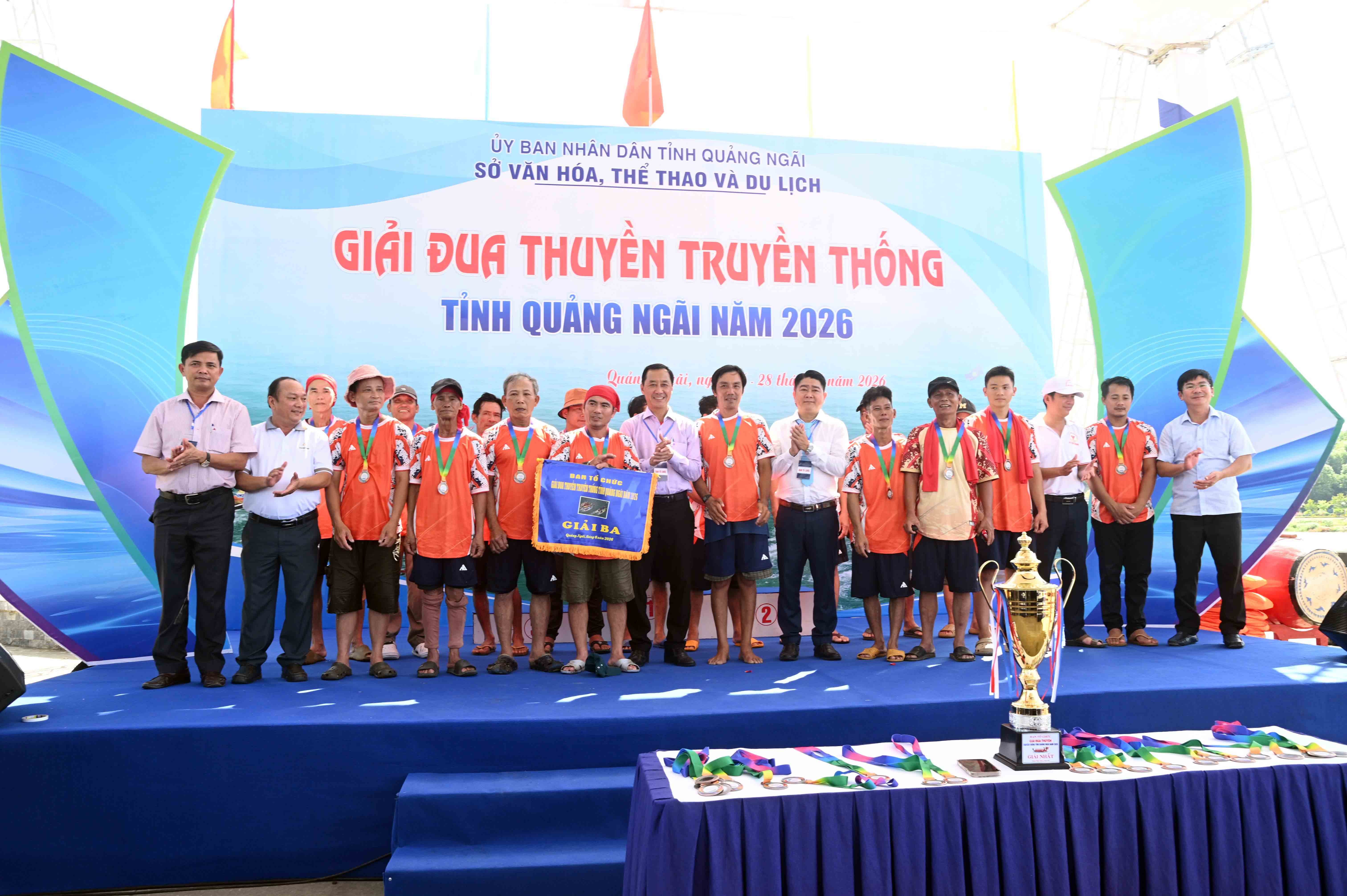 12-trao-giai-ba-cho-doi-thuyen-xa-binh-son-1-anh-nguyen-dang-lam1-1782549268.jpg
