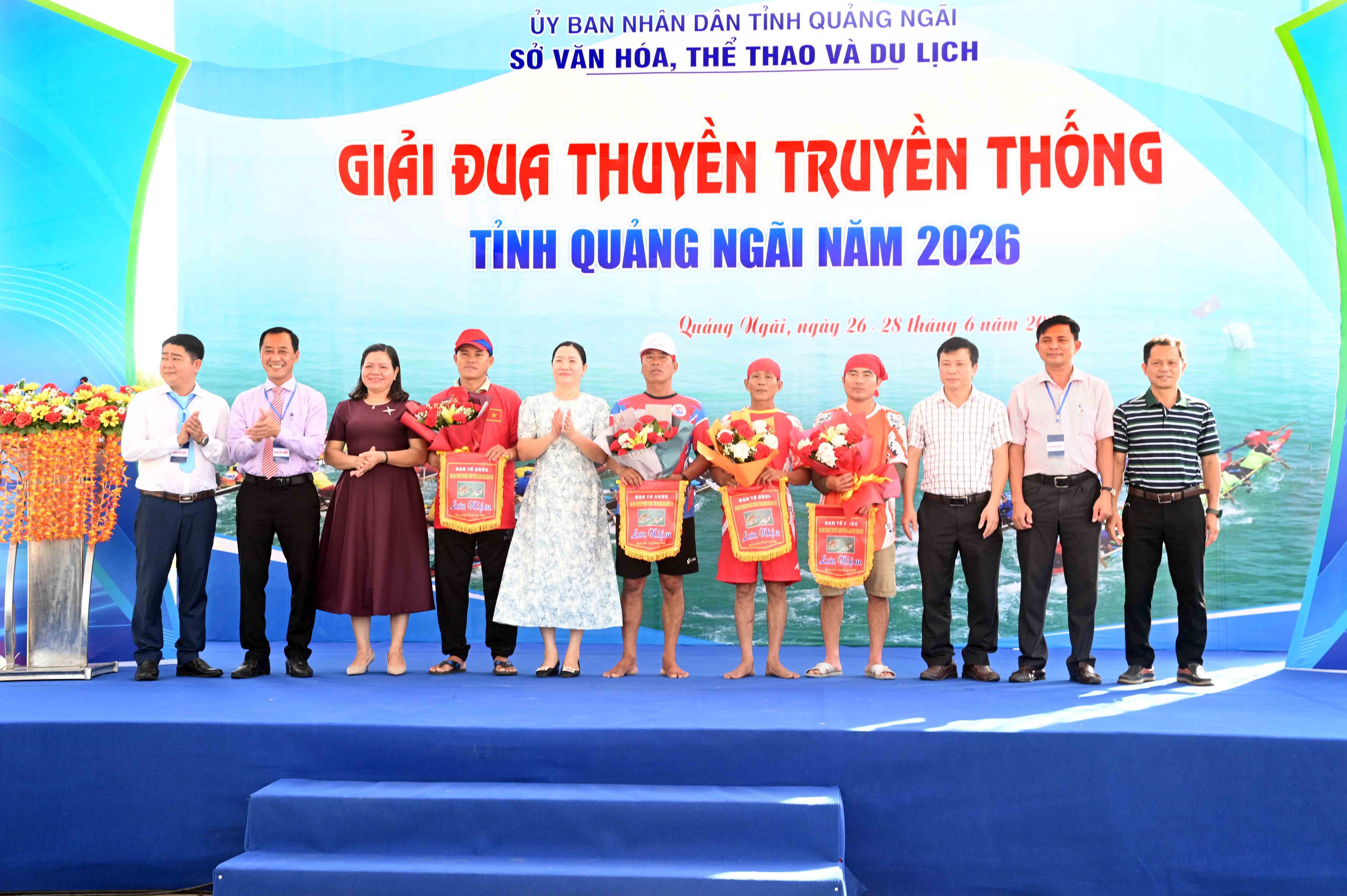 2-ban-to-chuc-tang-co-luu-niem-cho-4-doi-dua-1782549268.jpg