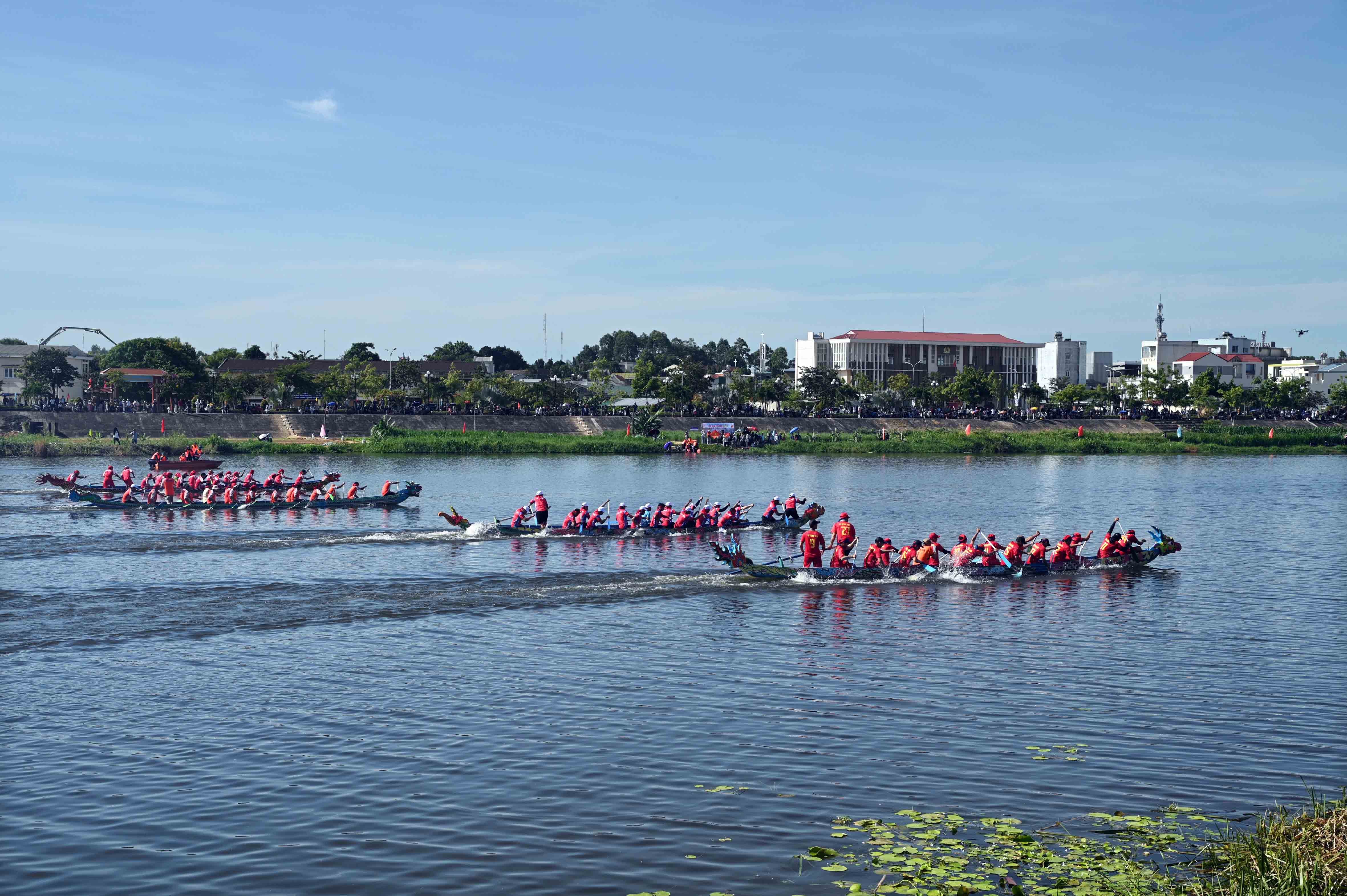 3-bon-doi-long-lan-quy-phung-tranh-tai-tren-duong-dua-1782549269.jpg