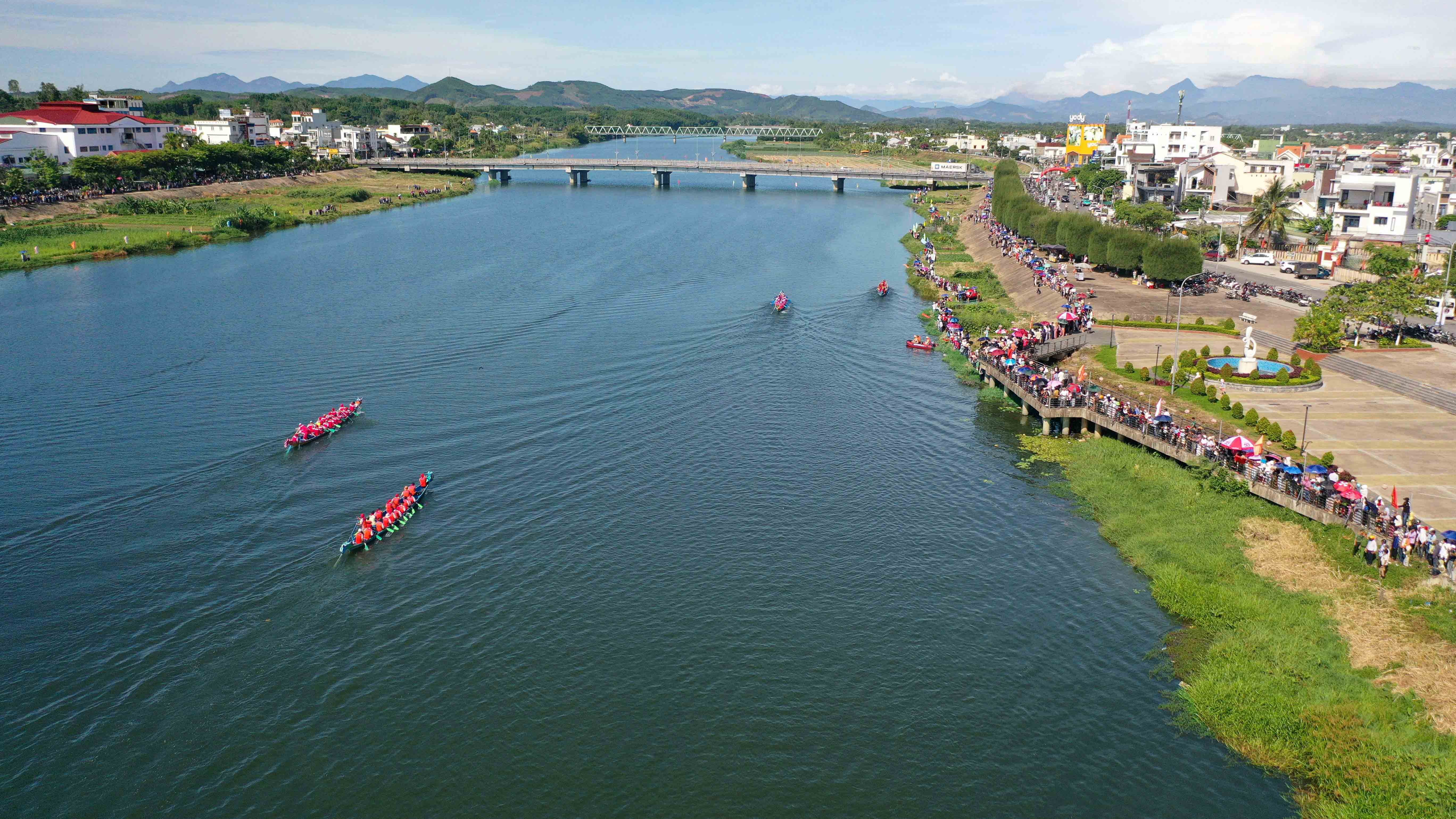 5-bon-doi-thuyen-tranh-tai-tren-duong-dua-co-hang-nghin-nhan-dan-trong-tinh-den-xem-anh-nguyen-dang-lam-1782549268.jpg