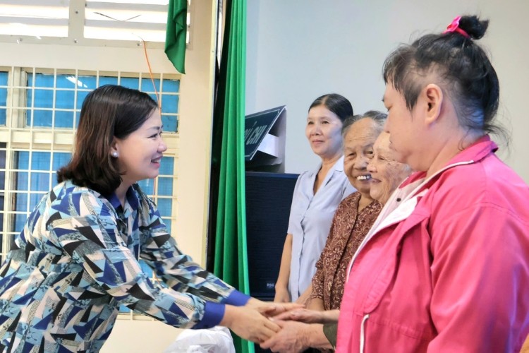 anh-2-ba-tran-thi-ngoc-dung-pho-bi-thu-thuong-truc-dang-uy-xa-trao-qua-tham-hoi-dong-vien-cac-gia-dinh-chinh-sach-tren-dia-ban-xa-1782817109.jpg