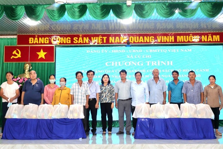 anh-3-lanh-dao-xa-cu-chi-chup-anh-luu-niem-cung-dai-dien-cac-ho-gia-dinh-chinh-sach-1782817109.jpg