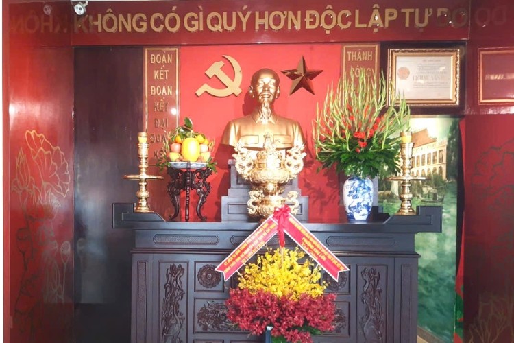 anh-1-ban-tho-bac-duoc-trang-tri-ton-nghiem-gian-di-trong-khu-di-tich-nha-so-5-chau-van-liem-phuong-cho-lon-tphcm-1782863490.jpg