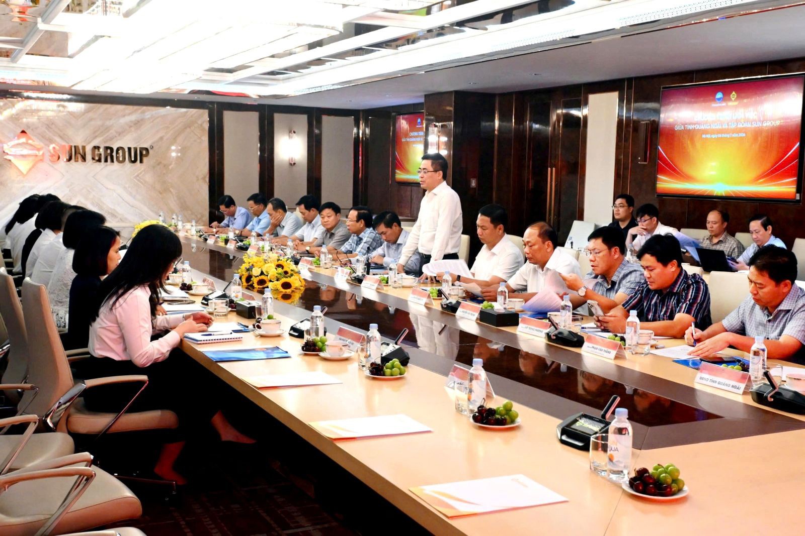 2-chu-tich-ubnd-tinh-nguyen-hoang-giang-va-doan-cong-tac-tinh-quang-ngai-lam-viec-voi-sun-group-1783390929.jpg