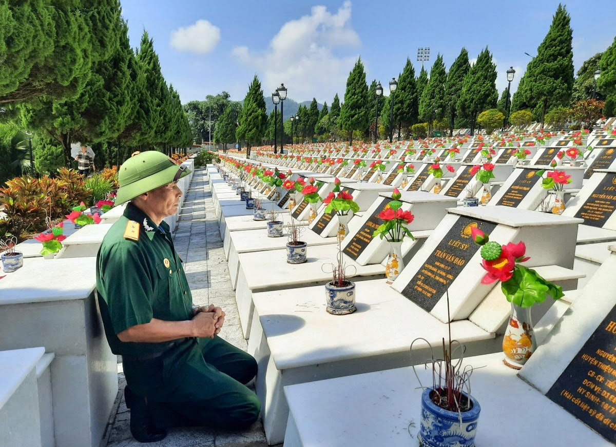 nhung-nen-nhang-chay-nghi-ngut-khong-chi-de-tuong-nho-ma-con-la-loi-tri-an-la-su-ket-noi-bat-tu-giua-nguoi-song-va-nguoi-da-hy-sinh-1783416361.jpg