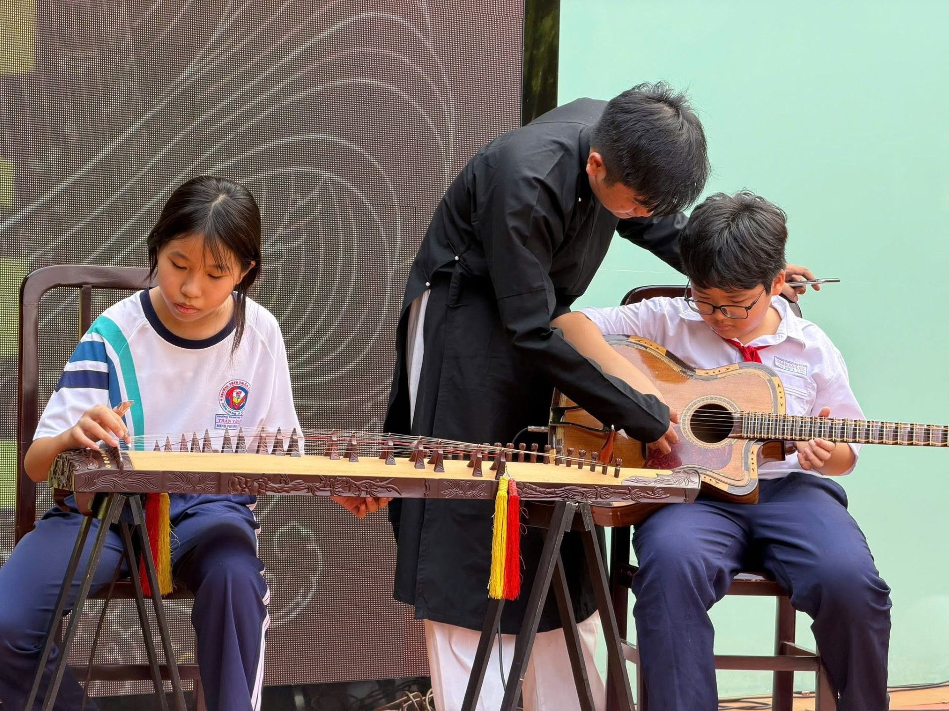 anh-3-hoc-sinh-trai-nghiem-choi-dan-tranh-va-guitar-phim-lom-tai-truong-thcs-tran-van-on-1783658799.jpg