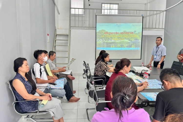 anh-1-ubnd-phuong-chanh-hiep-tuyen-truyen-cac-quy-dinhphap-luat-ve-an-toan-thuc-pham-den-cac-co-so-kinh-doanh-thuc-pham-1783747206.jpg