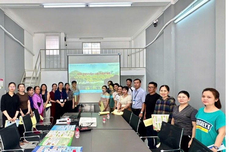 anh-2-dai-dien-cac-co-so-san-xuat-kinh-doanh-thuc-pham-tai-phuong-chanh-hiep-nhiet-tinh-tham-gia-lop-tap-huan-ve-an-toan-thuc-pham-1783747205.jpg