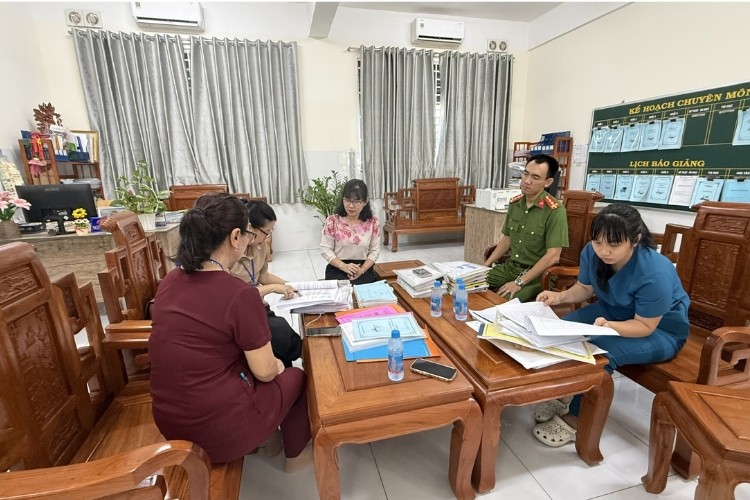 anh-3-doan-kiem-tra-lien-nganh-phuong-chanh-hiep-tap-trung-ra-soat-dieu-kien-ve-sinh-co-so-giay-chung-nhan-an-toan-thuc-pham-giay-kham-suc-khoe-1783747206.jpg