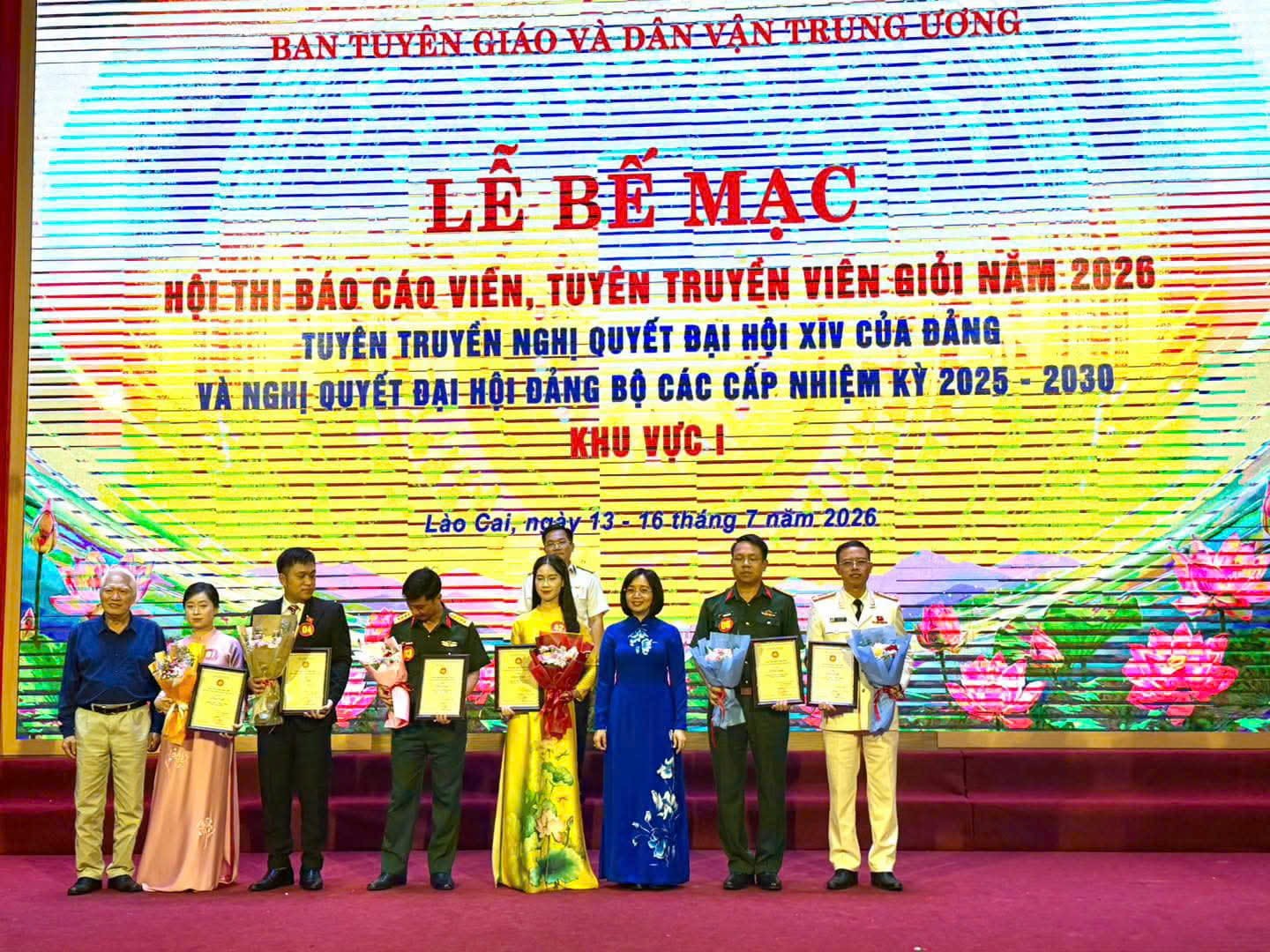 anh-2-be-mac-trao-6-giai-nhi-1-1784195724.jpg
