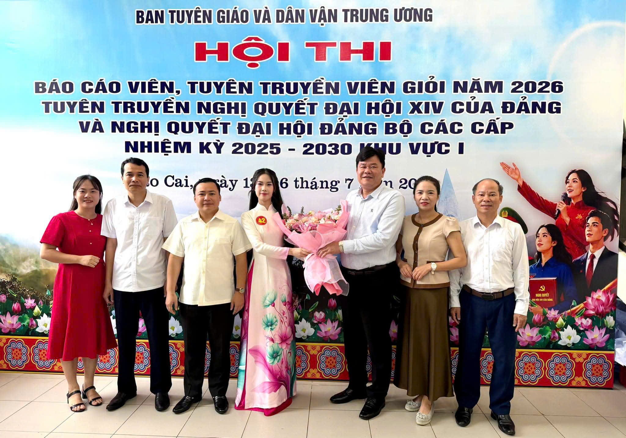 anh-4-ban-dan-van-tinh-uy-tang-hoa-chuc-mung-1-1784195724.jpg