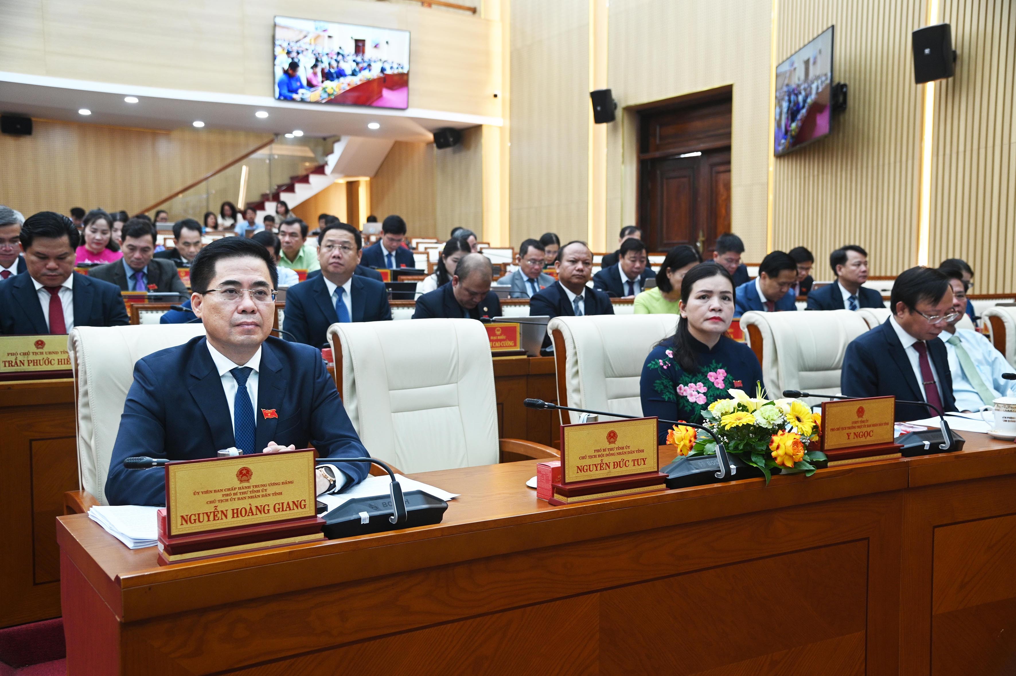 6-dsc-6282a-dong-chi-nguyen-hoang-giang-uy-vien-tw-dang-chu-tich-ubnd-tinh-cung-cac-dai-bieu-du-ky-hop-1784365537.jpg