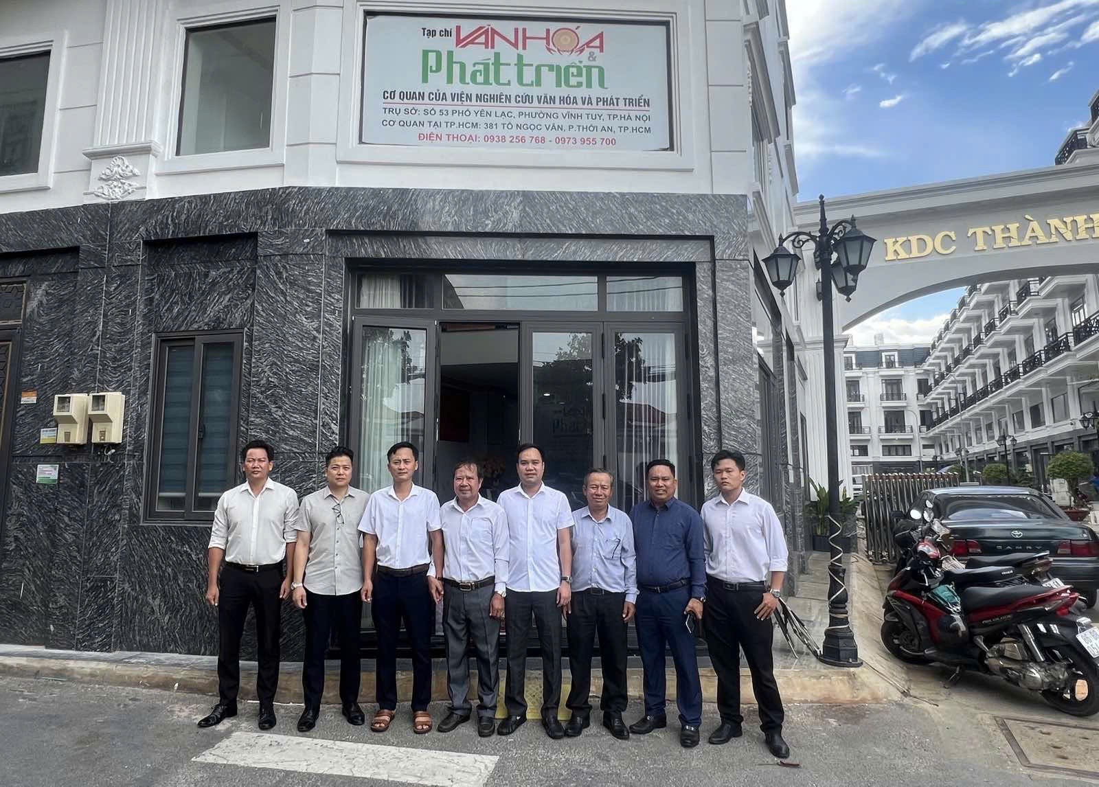 anh-2-tong-bien-tap-chup-hinh-luu-niem-voi-doi-ngu-can-bo-phong-vien-bien-tap-vien-va-cong-tac-vien-tai-tphcm-1784374444.jpg