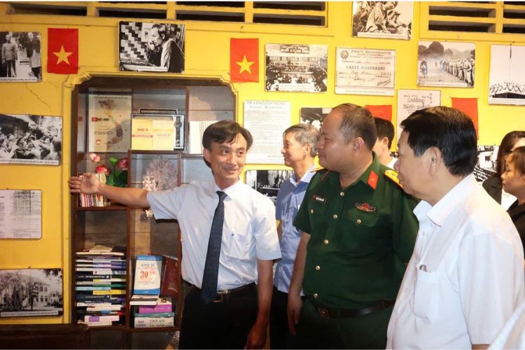 anh-3-ong-tran-quang-thai-gioi-thieu-khong-gian-van-hoa-ho-chi-minh-va-thu-vien-dien-tu-den-cac-dai-bieu-1785050560.jpg