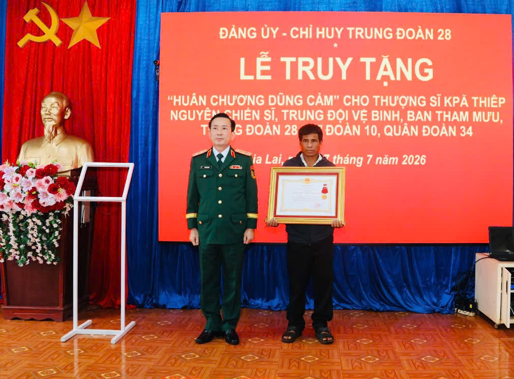 Thừa ủy quyền của Chủ tịch nước, Trung tướng Lê Minh Quang, Bí thư Đảng ủy, Chính ủy Quân đoàn 34 đã trao Huân chương Dũng cảm cho đại diện gia đình Thượng sĩ Kpă Thiêp